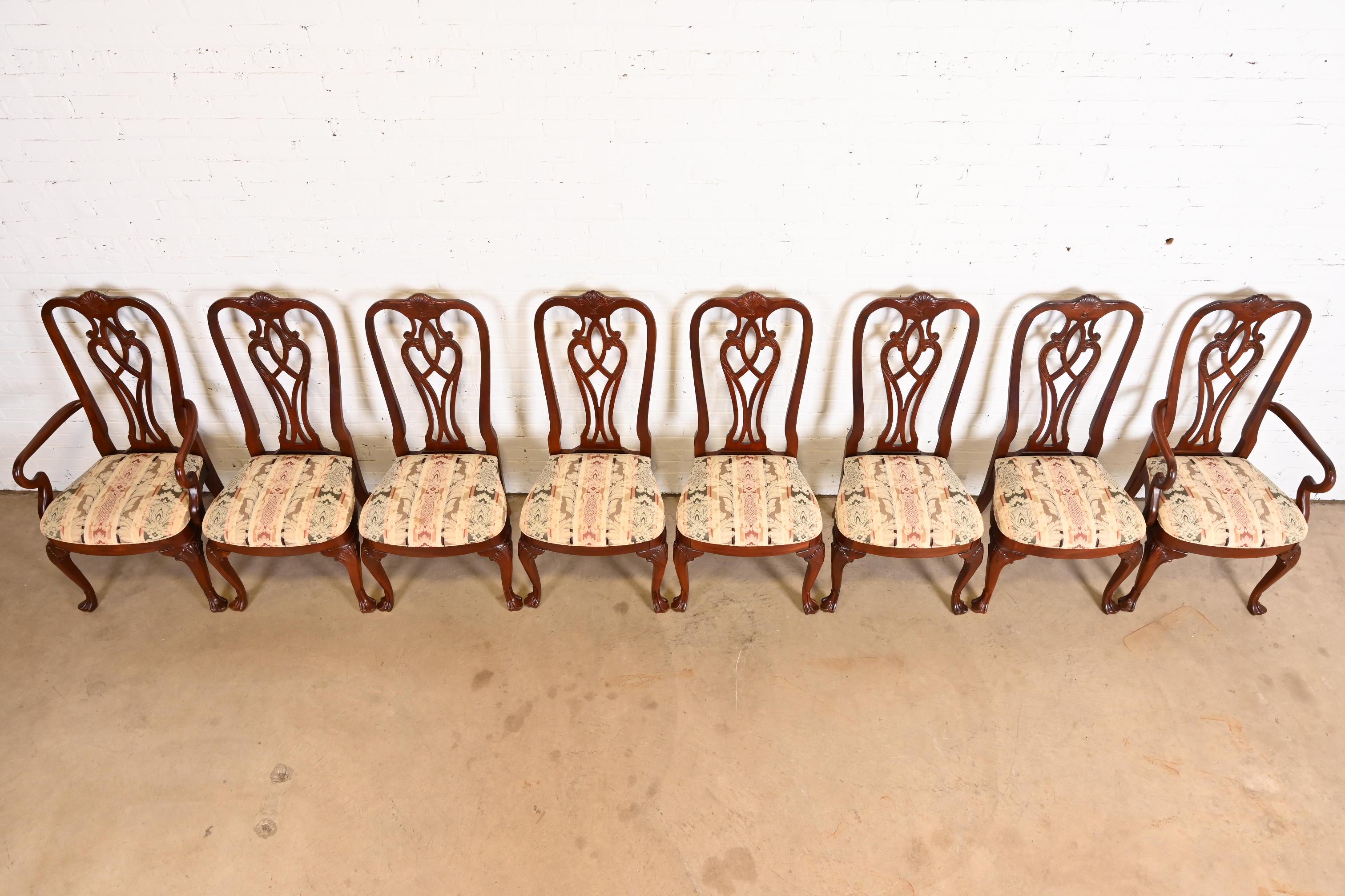 Fin du 20e siècle Chaises de salle à manger géorgiennes sculptées en acajou, ensemble de huit en vente