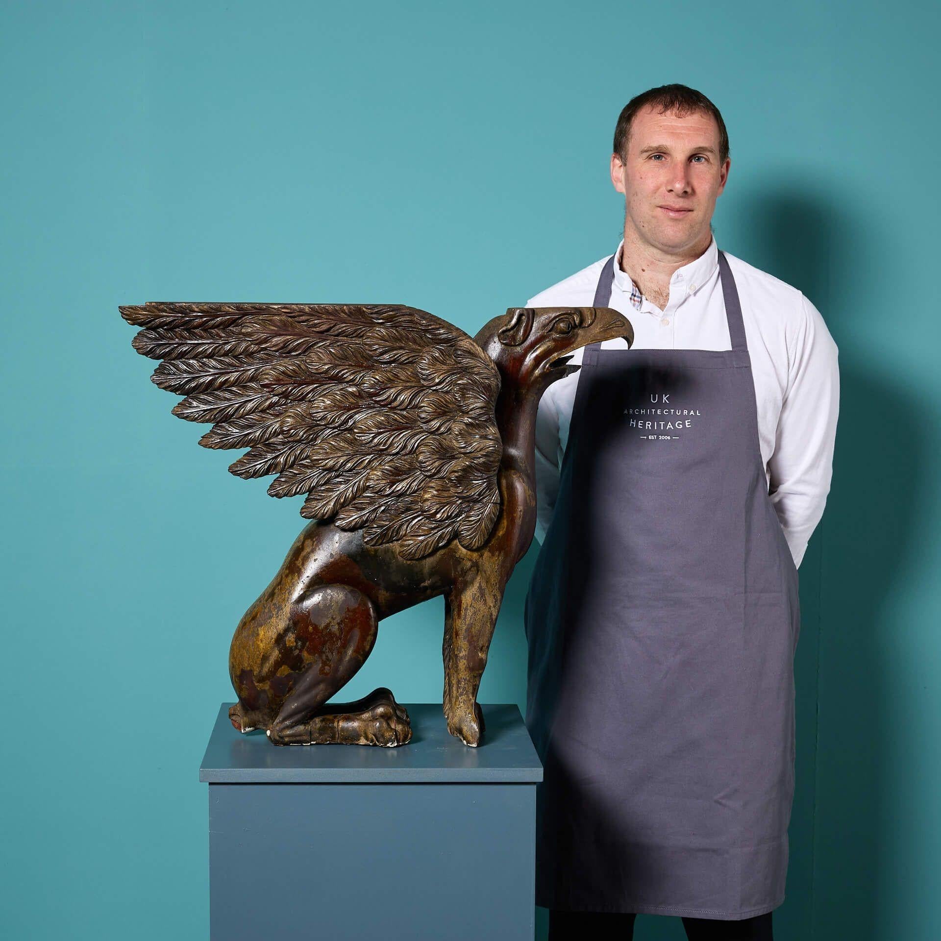 Eine originale georgianische geschnitzte Mahagoni-Skulptur eines Greifs, um 1820; eine von zwei ähnlichen, die wir zum Verkauf haben.

Dieses Stück ist ganz im Stil des englischen Regency-Bildhauers und -Möbelherstellers George Bullock (1777-1818)