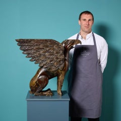 Sculpture de griffon en acajou sculpté de style géorgien