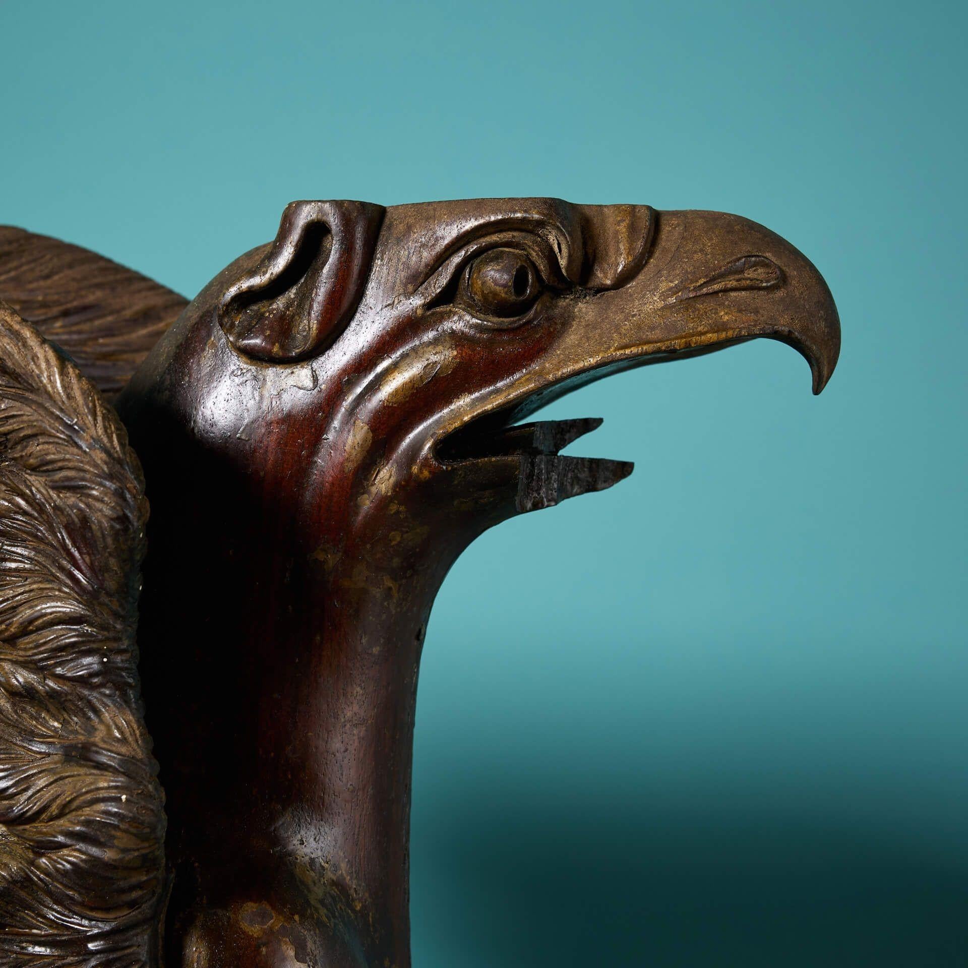 Georgianische geschnitzte Mahagoni Greifen Skulptur (Handgeschnitzt) im Angebot