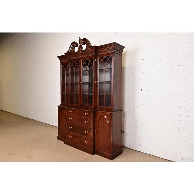 Georgian Carved Mahogany Lighted Breakfront Bookcase Cabinet by Craftique In Good Condition For Sale In South Bend, IN