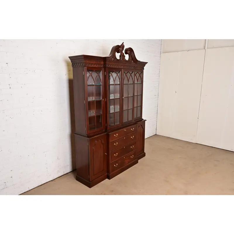 Late 20th Century Georgian Carved Mahogany Lighted Breakfront Bookcase Cabinet by Craftique For Sale