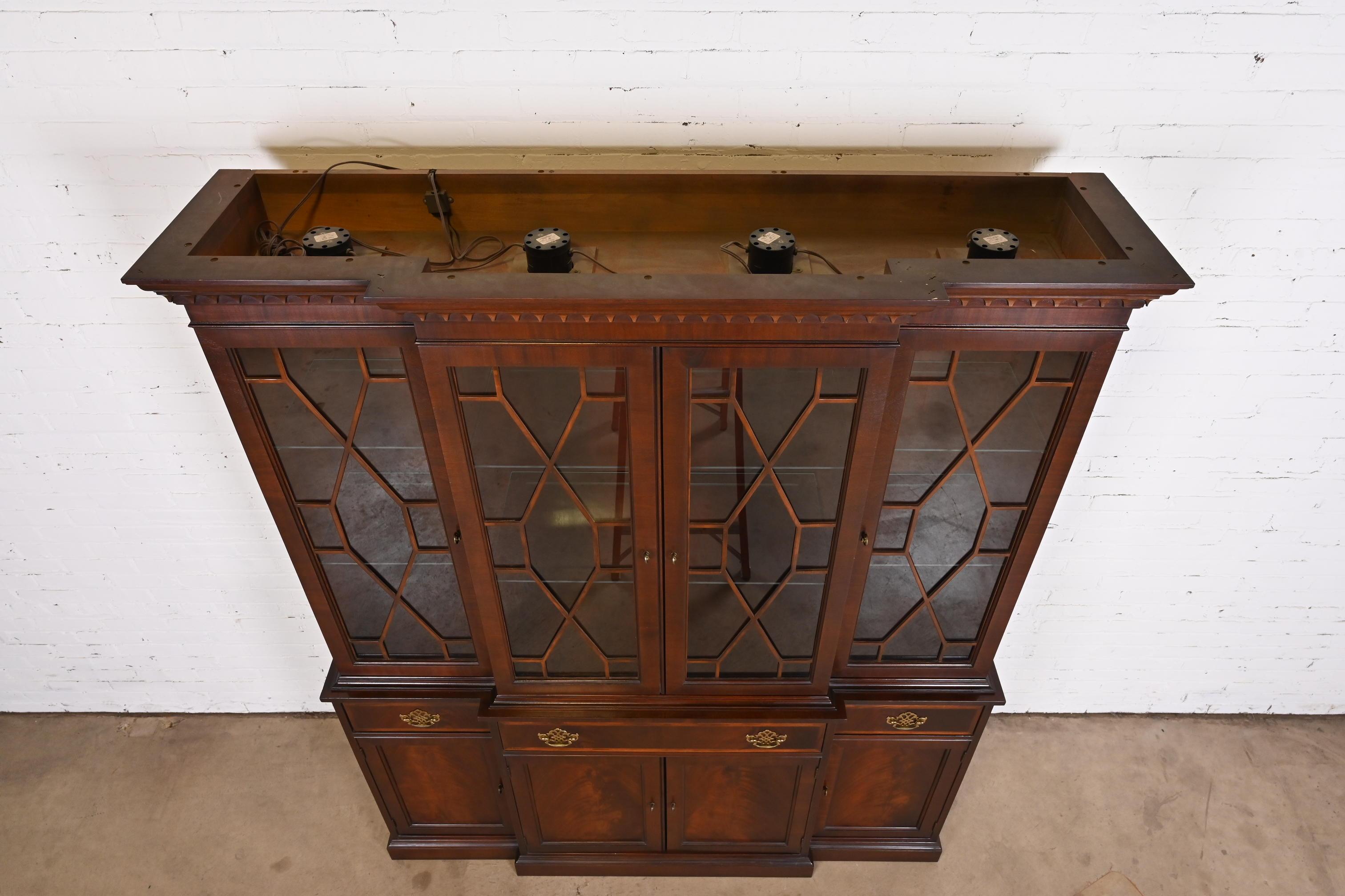 Georgian Carved Mahogany Lighted Breakfront Bookcase Cabinet by Hickory 7
