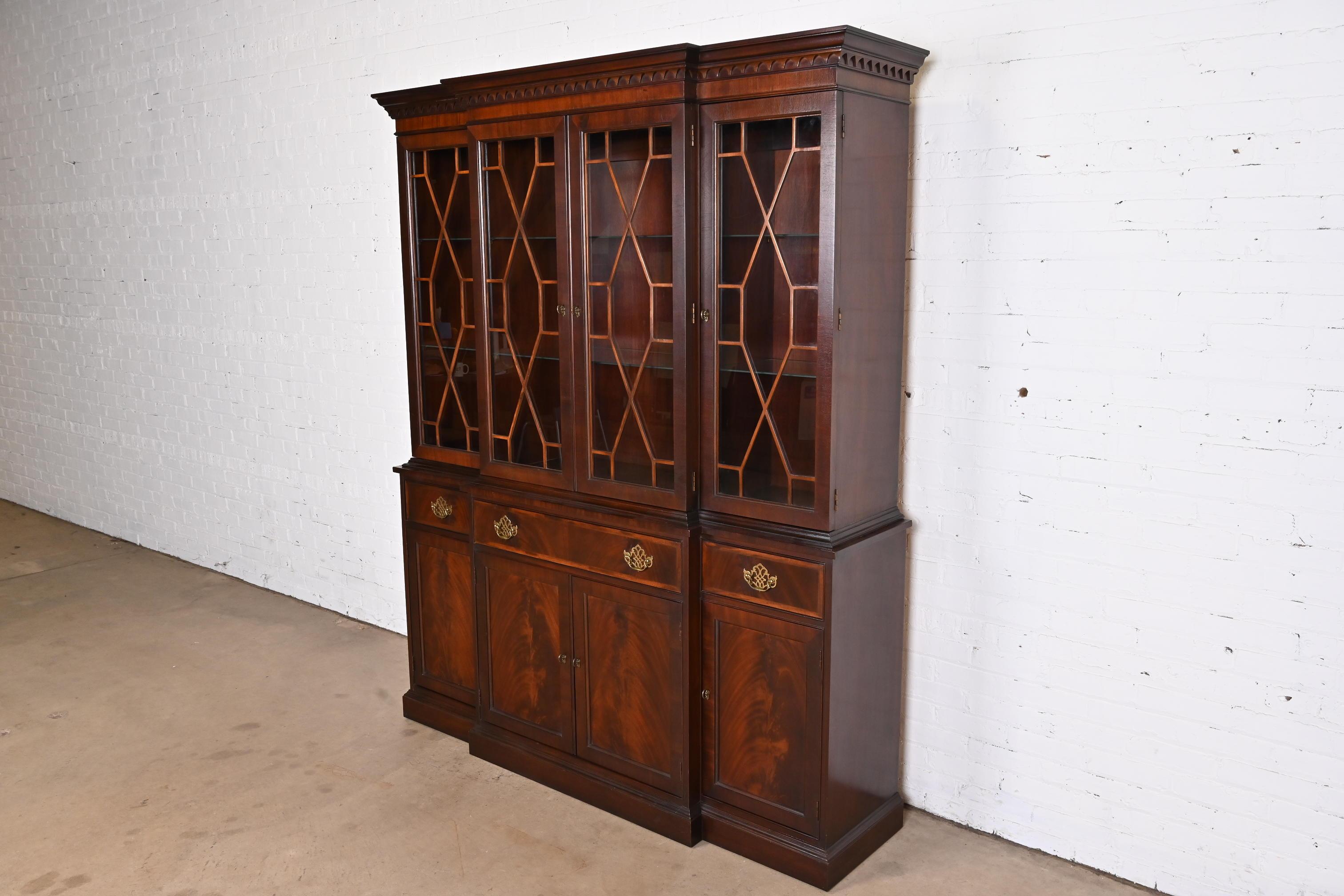 Georgian Carved Mahogany Lighted Breakfront Bookcase Cabinet by Hickory In Good Condition For Sale In South Bend, IN