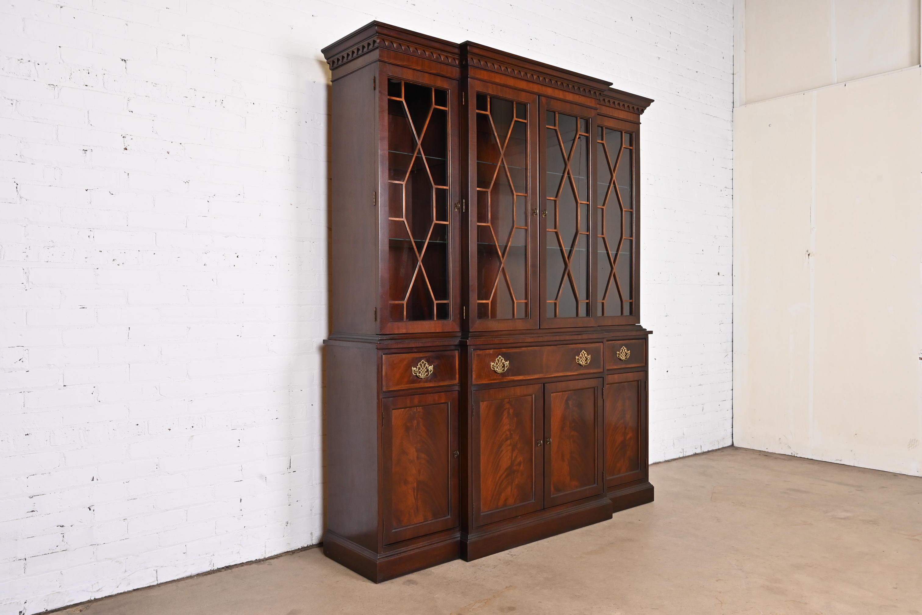 20th Century Georgian Carved Mahogany Lighted Breakfront Bookcase Cabinet by Hickory For Sale