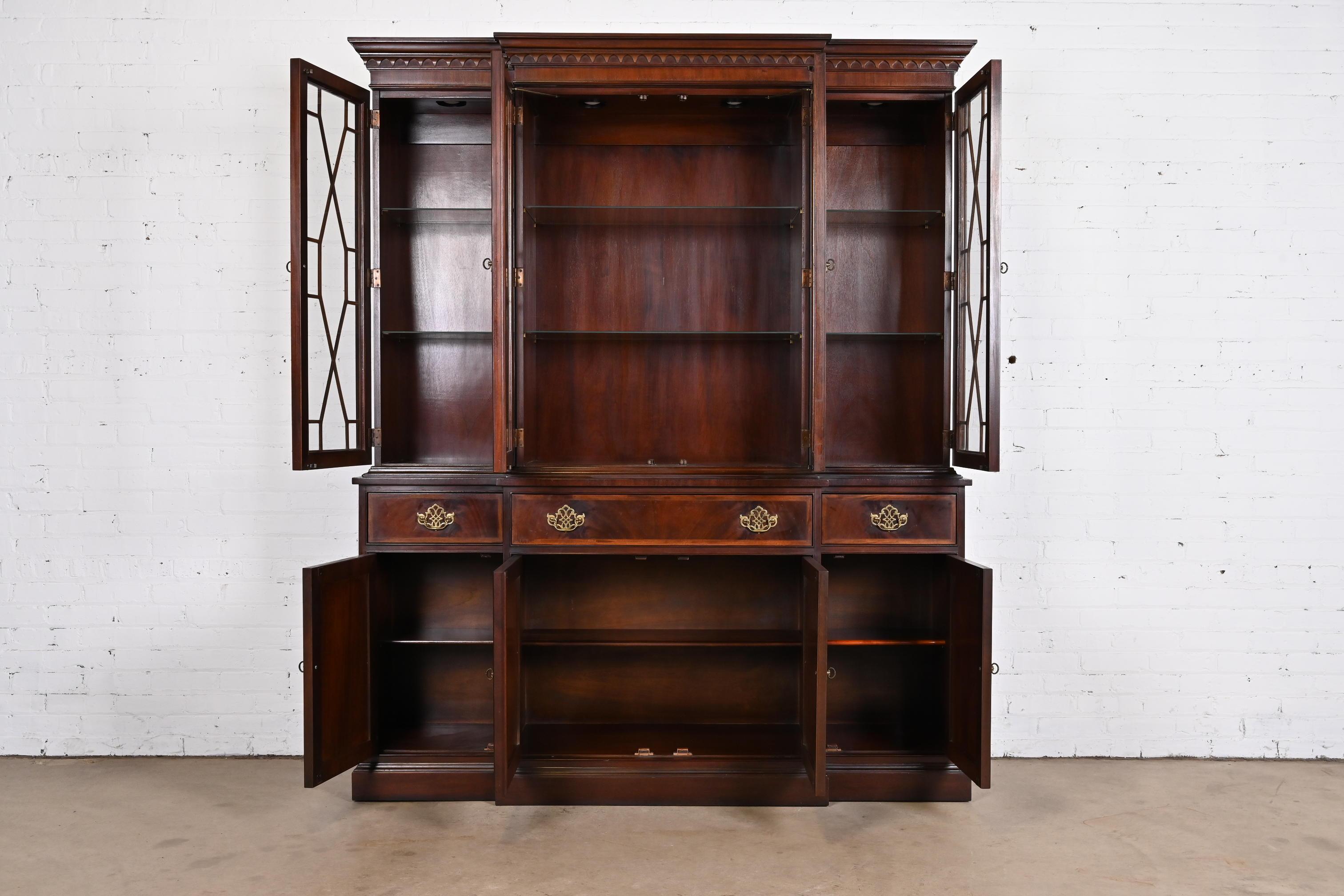 Georgian Carved Mahogany Lighted Breakfront Bookcase Cabinet by Hickory For Sale 1