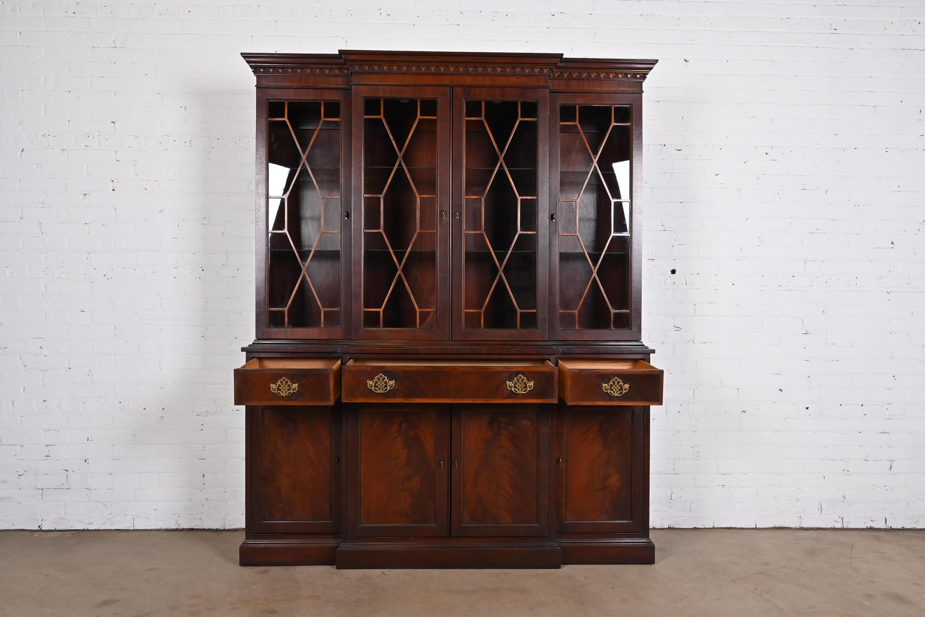 Georgian Carved Mahogany Lighted Breakfront Bookcase Cabinet by Hickory For Sale 2