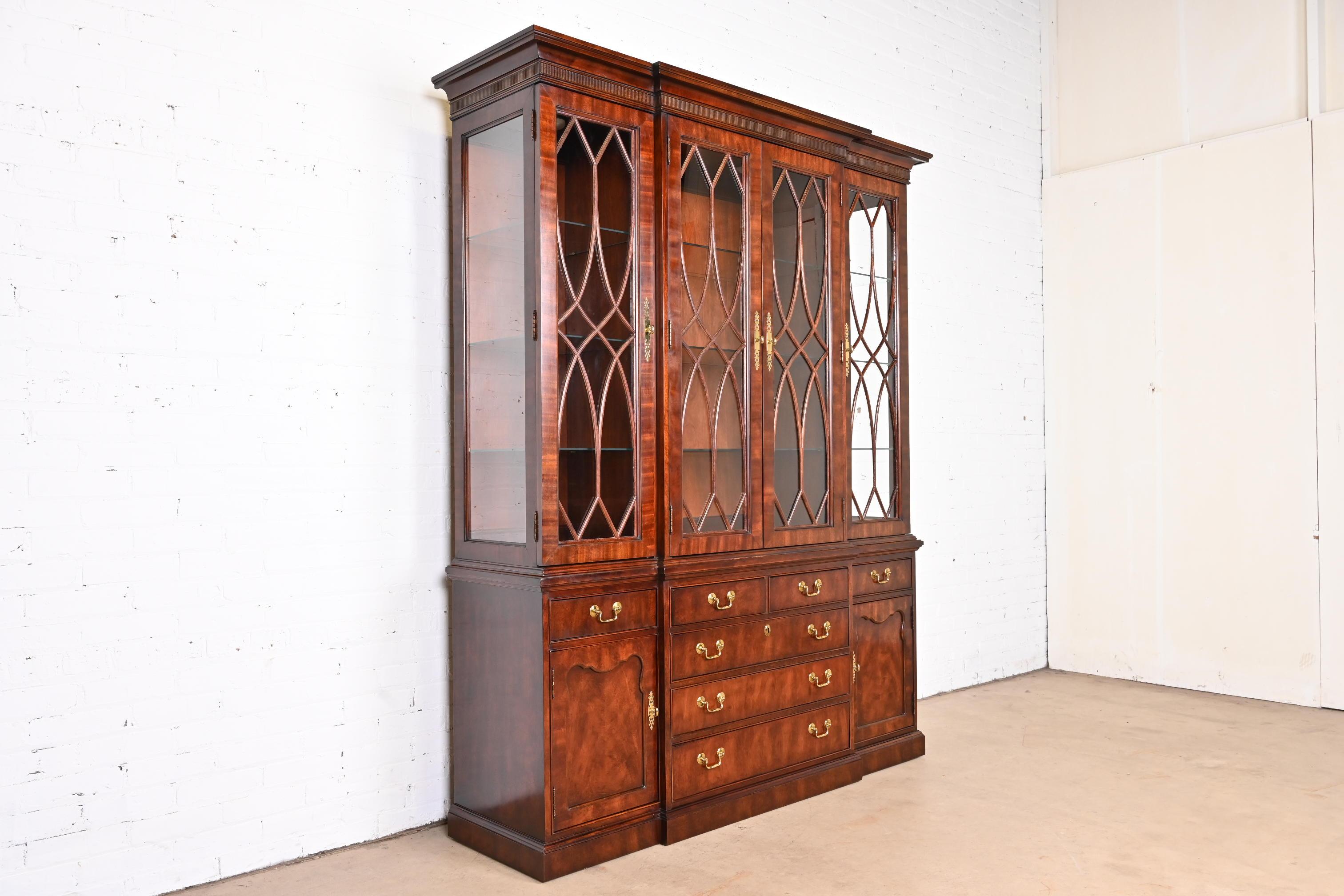 Georgian Carved Mahogany Lighted Breakfront Bookcase Cabinet by Thomasville In Good Condition For Sale In South Bend, IN