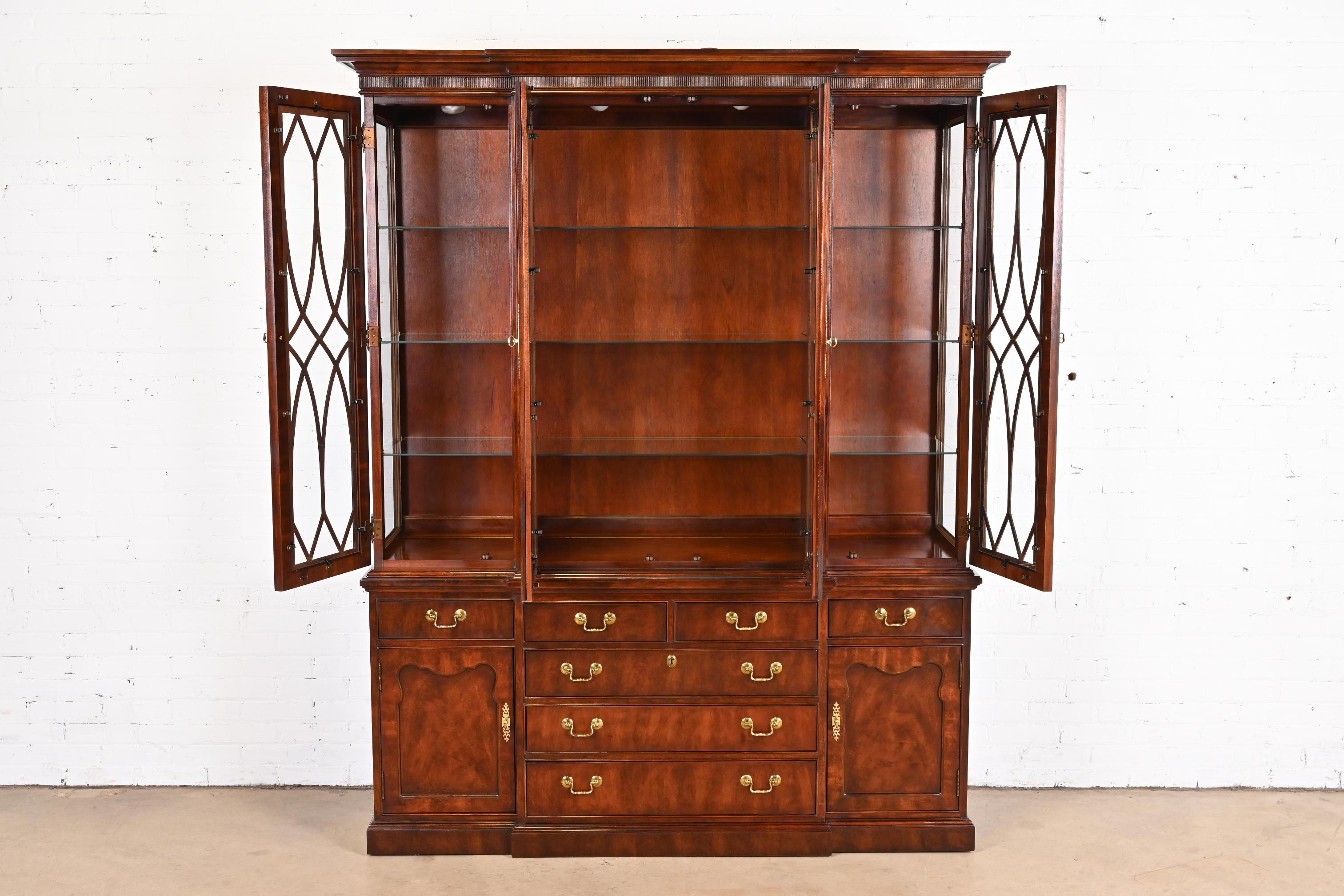 20th Century Georgian Carved Mahogany Lighted Breakfront Bookcase Cabinet by Thomasville For Sale