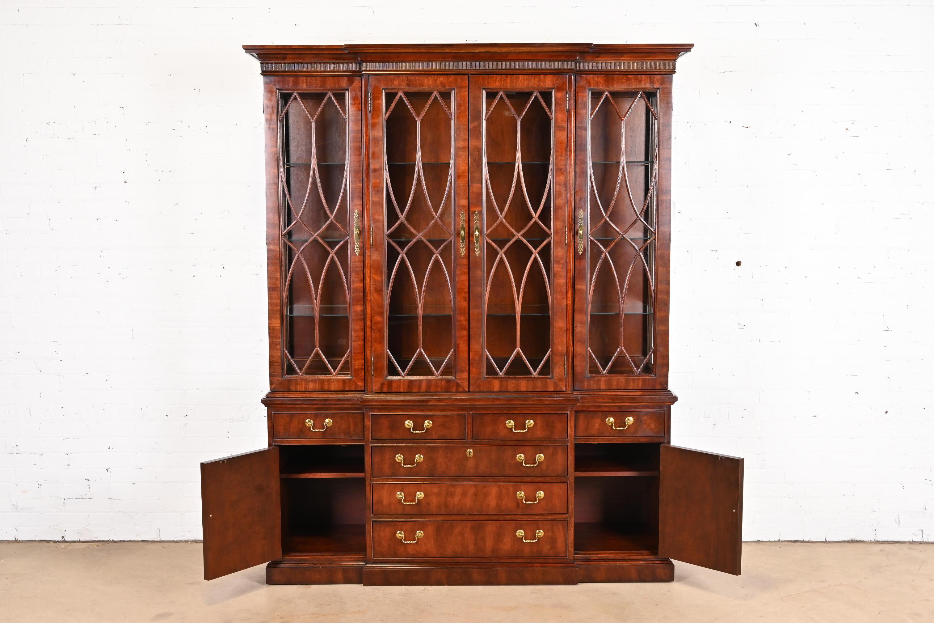 Georgian Carved Mahogany Lighted Breakfront Bookcase Cabinet by Thomasville For Sale 1