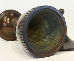 Georgianischer geschnitzter Mahagoni-Weinkühler mit Deckel und Zinkauskleidung in Urnenform:: England