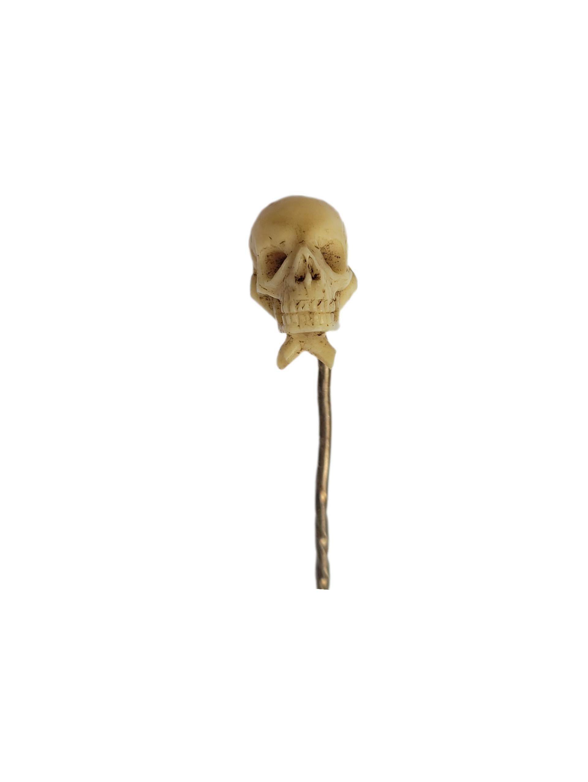 Georgische geschnitzte Memento Mori Totenkopf Stick Pin (Georgian) im Angebot