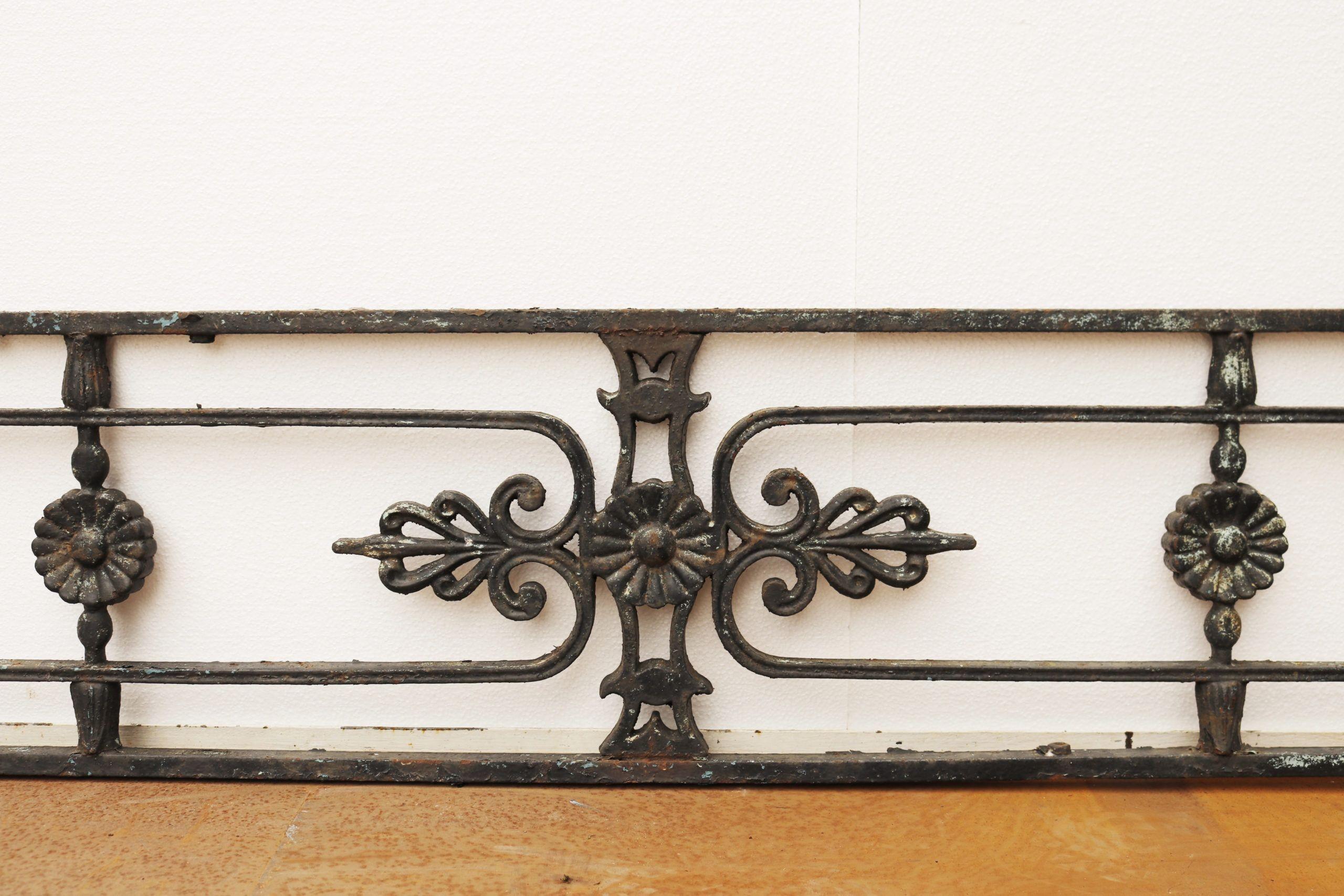 Georgian cast iron railing panel. A beautifully decorated late 19th century iron railing with intricate floral detailing.



Additional dimensions

Height 35 cm

Width 274 cm (8 ft 9 inches)

Depth 2.5 cm.