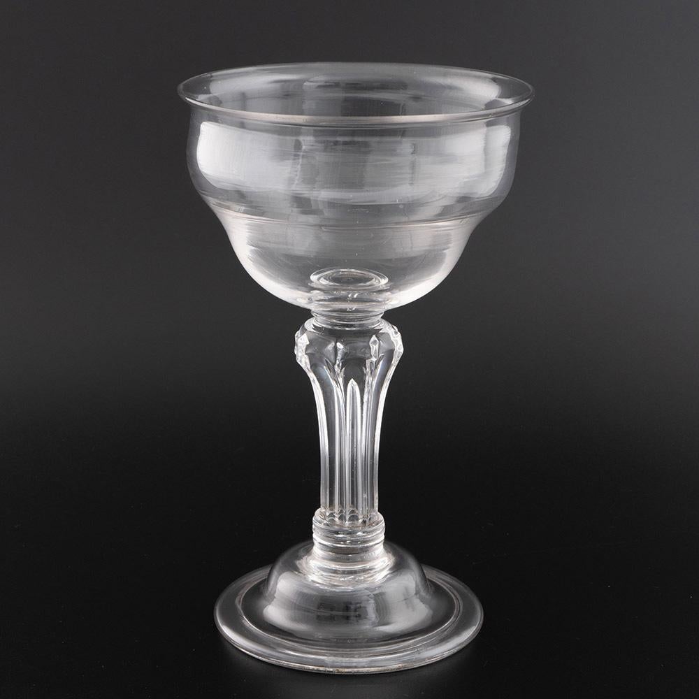 Encabezamiento : Copa de champán o de dulce georgiana c1740
Periodo : Jorge II
Origen : Inglaterra
Color : Transparente
Cazoleta :Doble conopial con borde evertido
Vástago : Pedestal con hombros moldeados en forma de diamante y lágrima de aire -