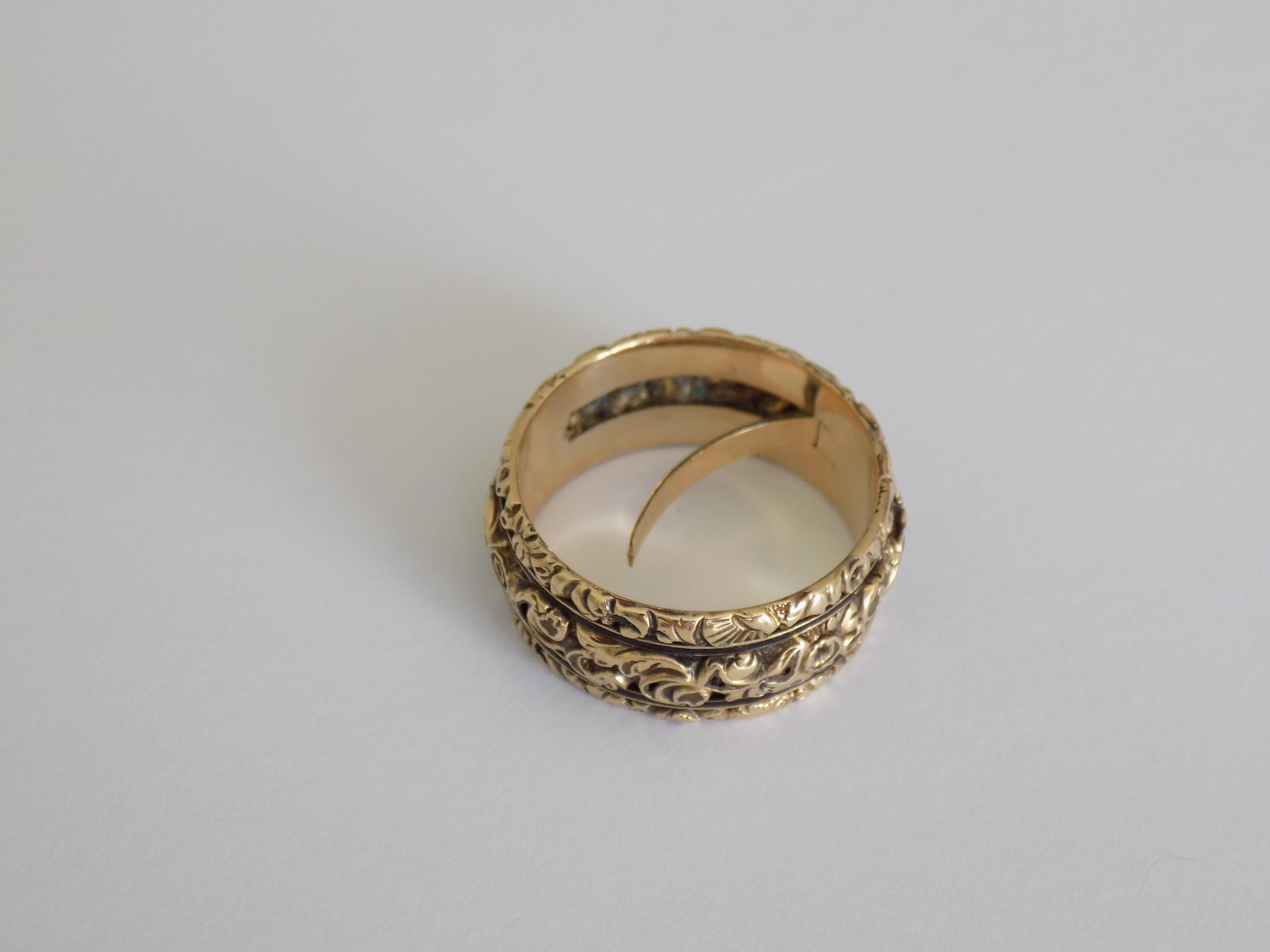 A Rare Georgian c.1820 beautifully hand chased with flowers and foliage gold band with a hidden compartment. The band has a secret compartment that opens from inside. It contains a lock of woven hair that has remained intact. English origin.
Size L