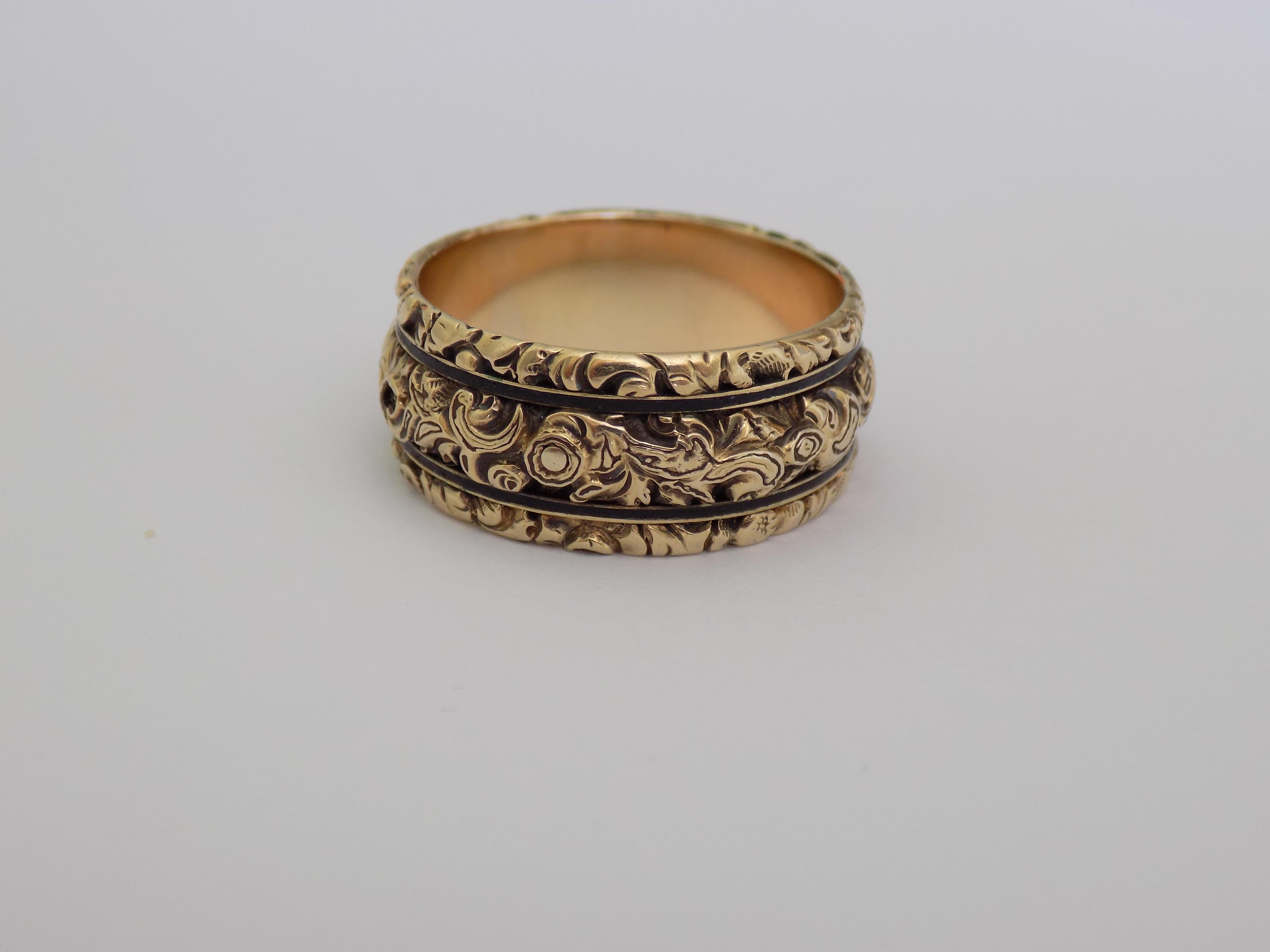 Georgian Chased 18 Karat Gold Locket Band Ring In Good Condition For Sale In Boston, Lincolnshire