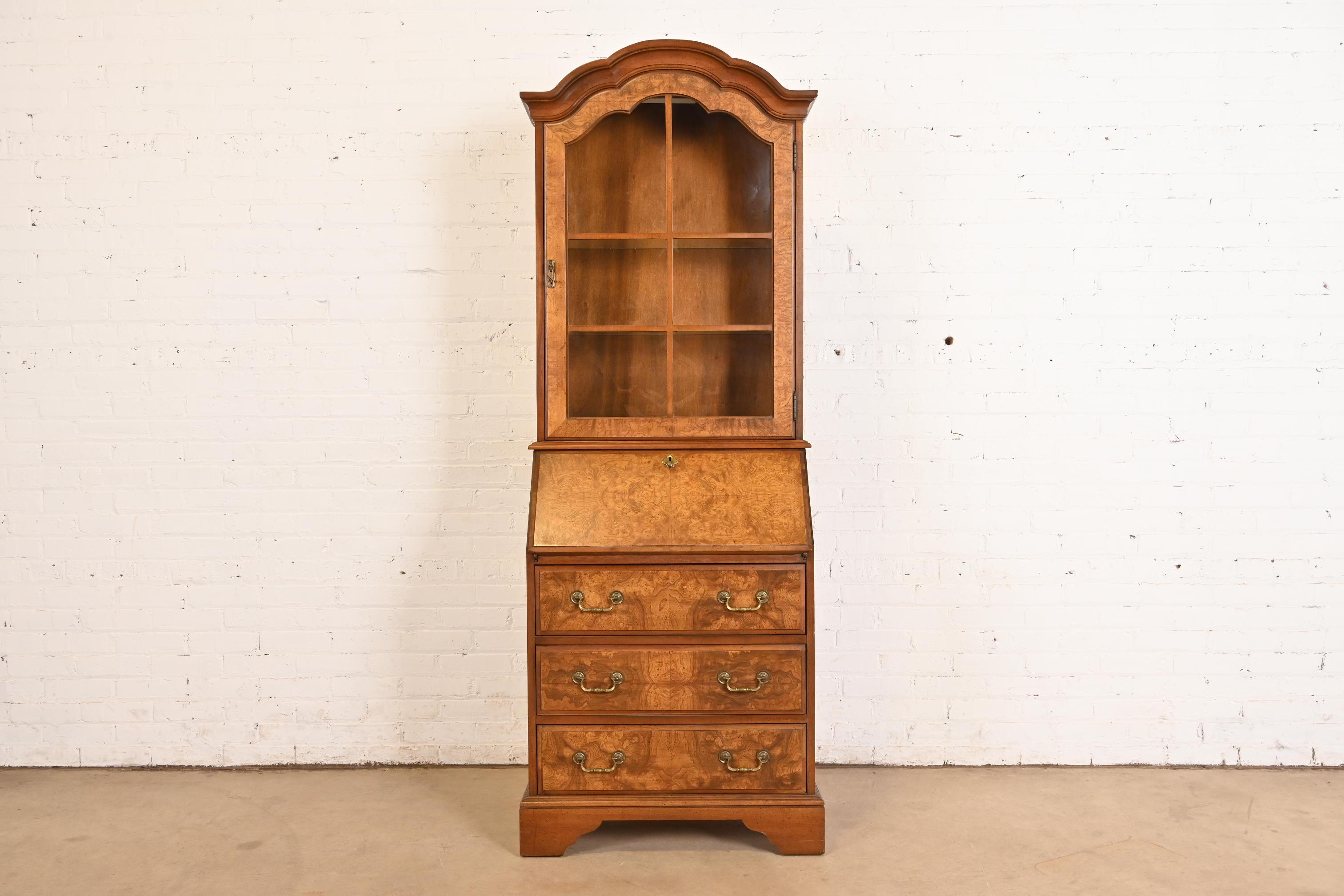 Uno straordinario scrittoio in stile georgiano o Chippendale con scrivania a ribalta e piano libreria illuminato

Alla maniera di Baker Furniture

Di Jasper Cabinet Co.

USA, circa anni '1980

Cassa in legno di ciliegio, con splendido frontale in
