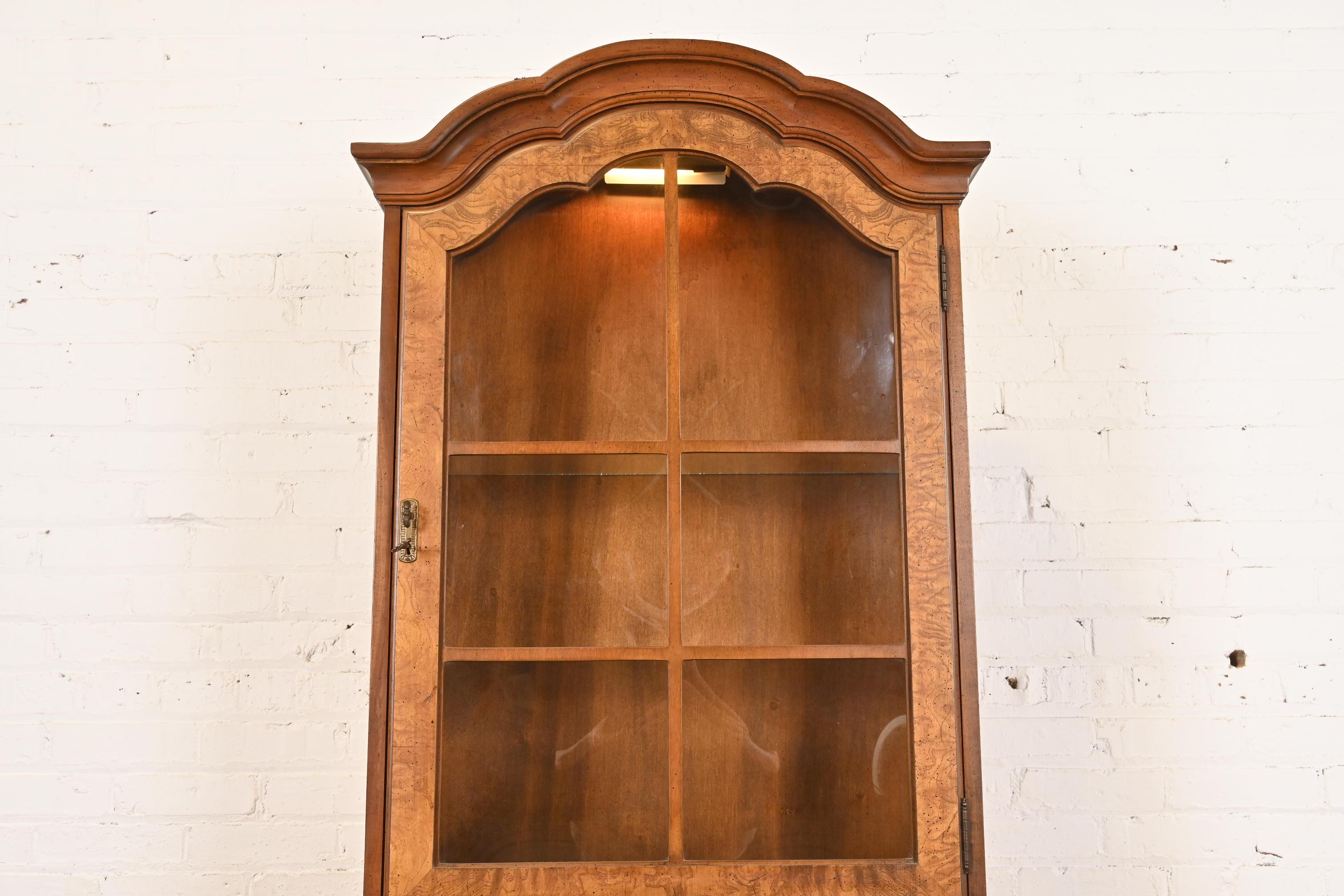 Ottone Scrivania georgiana in ciliegio e legno di radica con libreria a scomparsa in vendita
