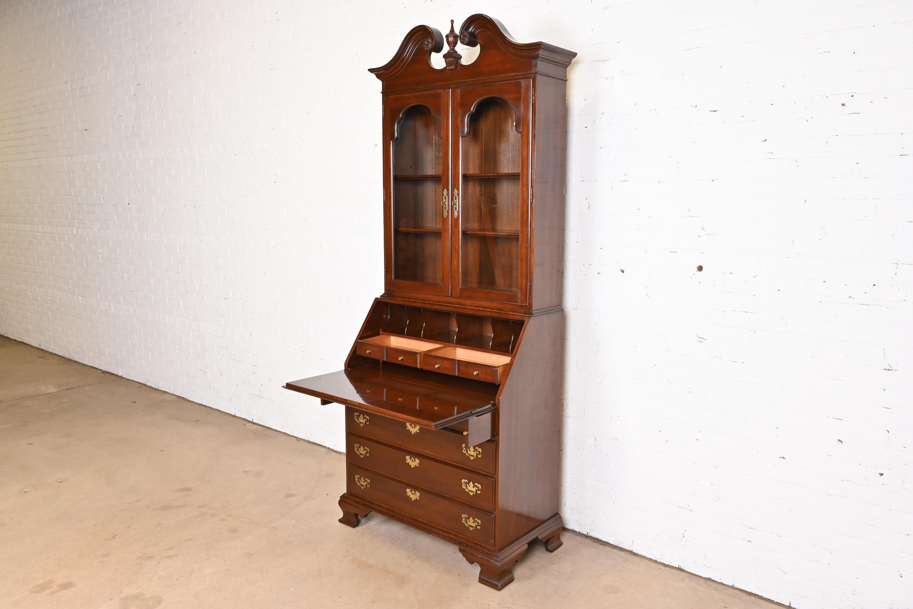 Georgian Cherry Wood Drop Front Secretary Desk With Bookcase Hutch In Good Condition For Sale In South Bend, IN