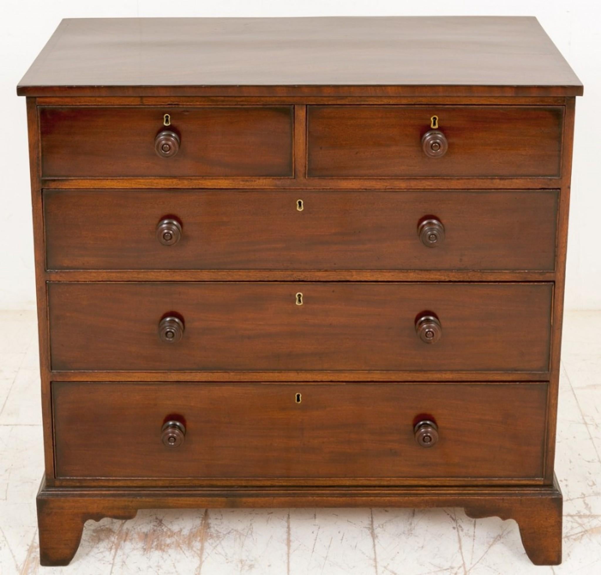 Georgian Mahogany 2 over 3 Chest of Drawers.
Standing on nicely shaped bracket feet.
Circa 1800
The Mahogany and pine lined drawers with original locks and original turned knobs.
The highly figured top featuring cross banding with ebonised lines.
