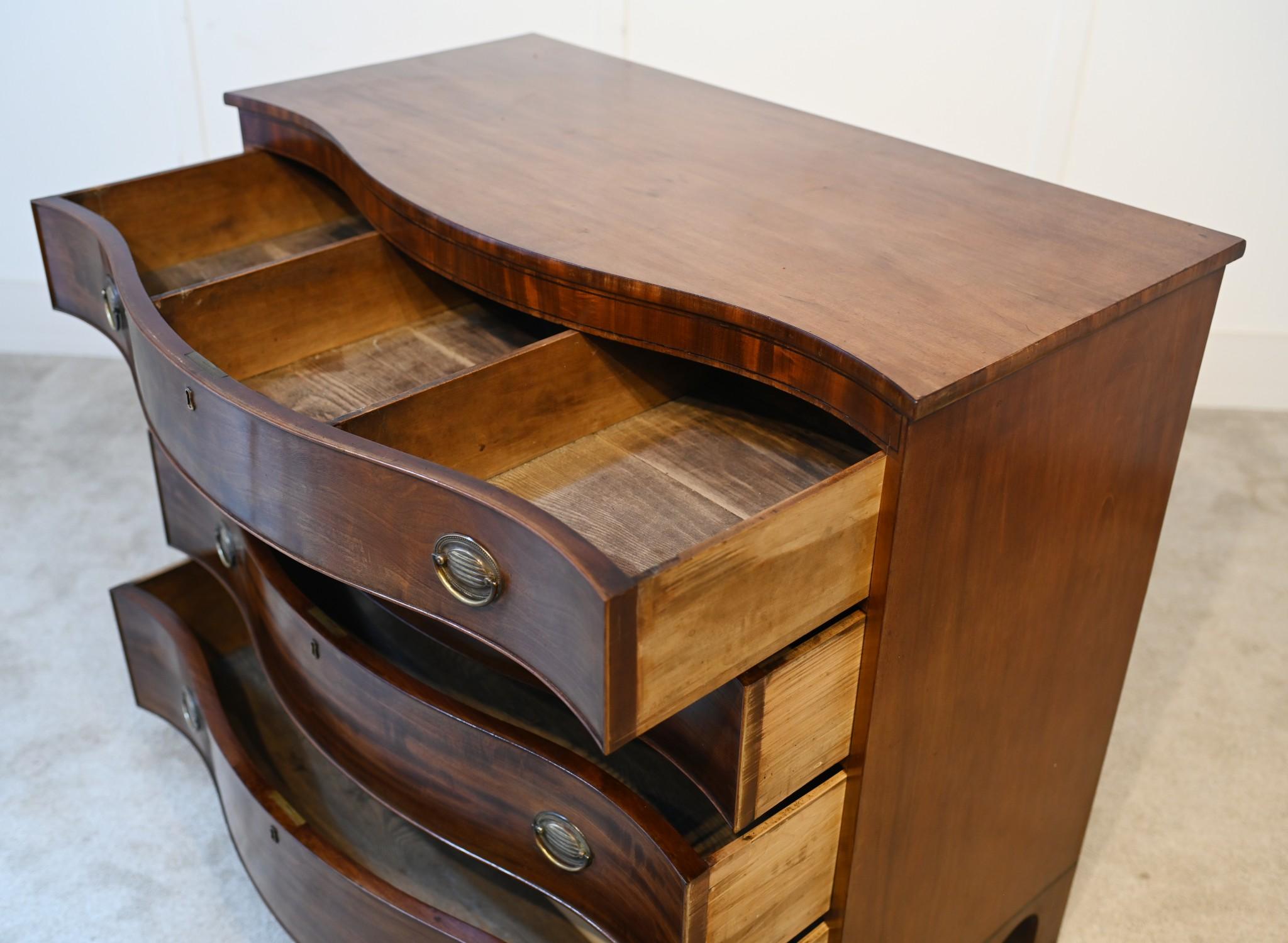 Georgian Chest of Drawers Bow Front Mahogany Commode In Good Condition In Potters Bar, GB