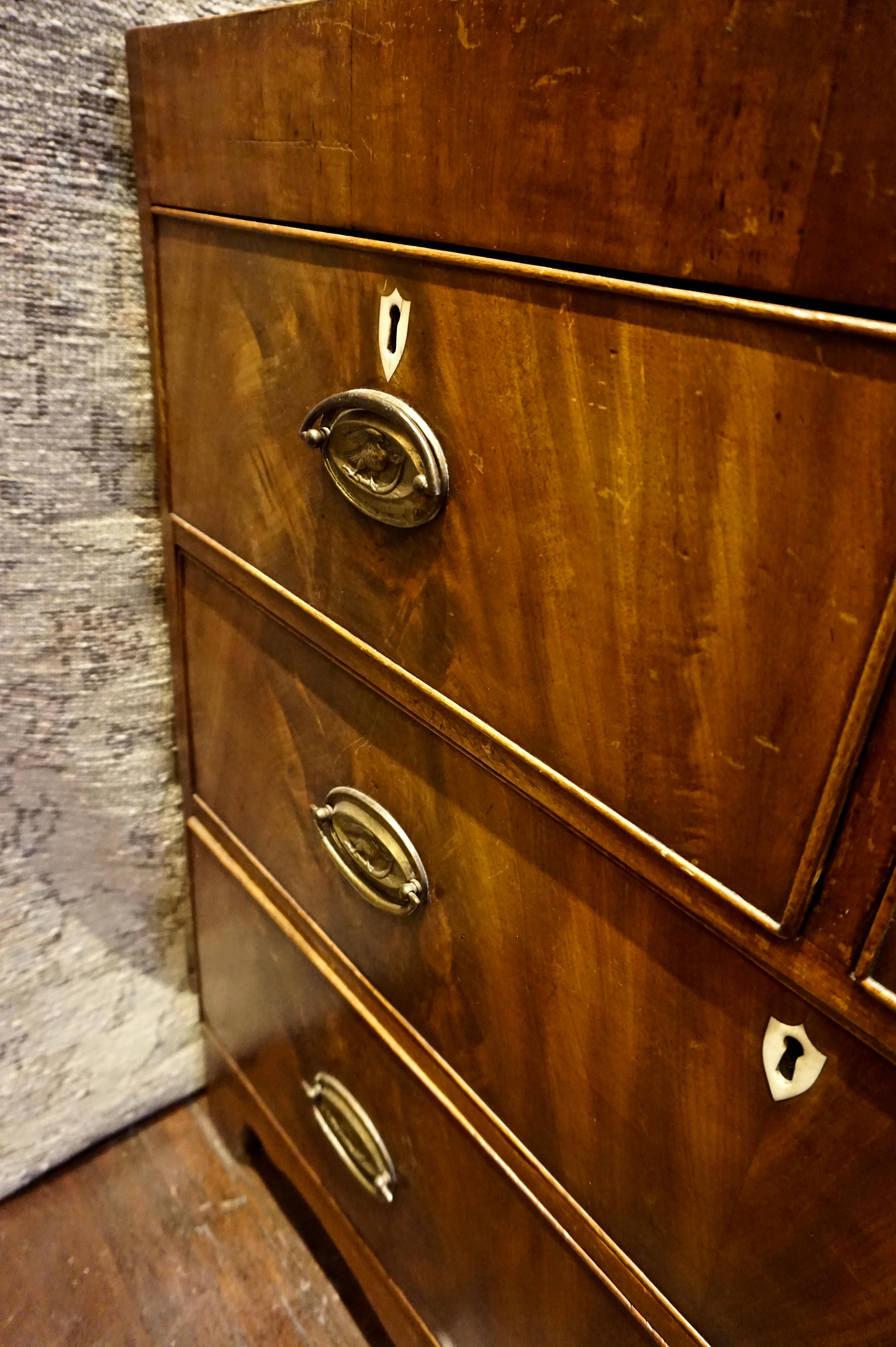 Georgian Chest of Drawers Flame Mahogany with Inlay Keyholes Brass Hardware In Good Condition In Vancouver, British Columbia