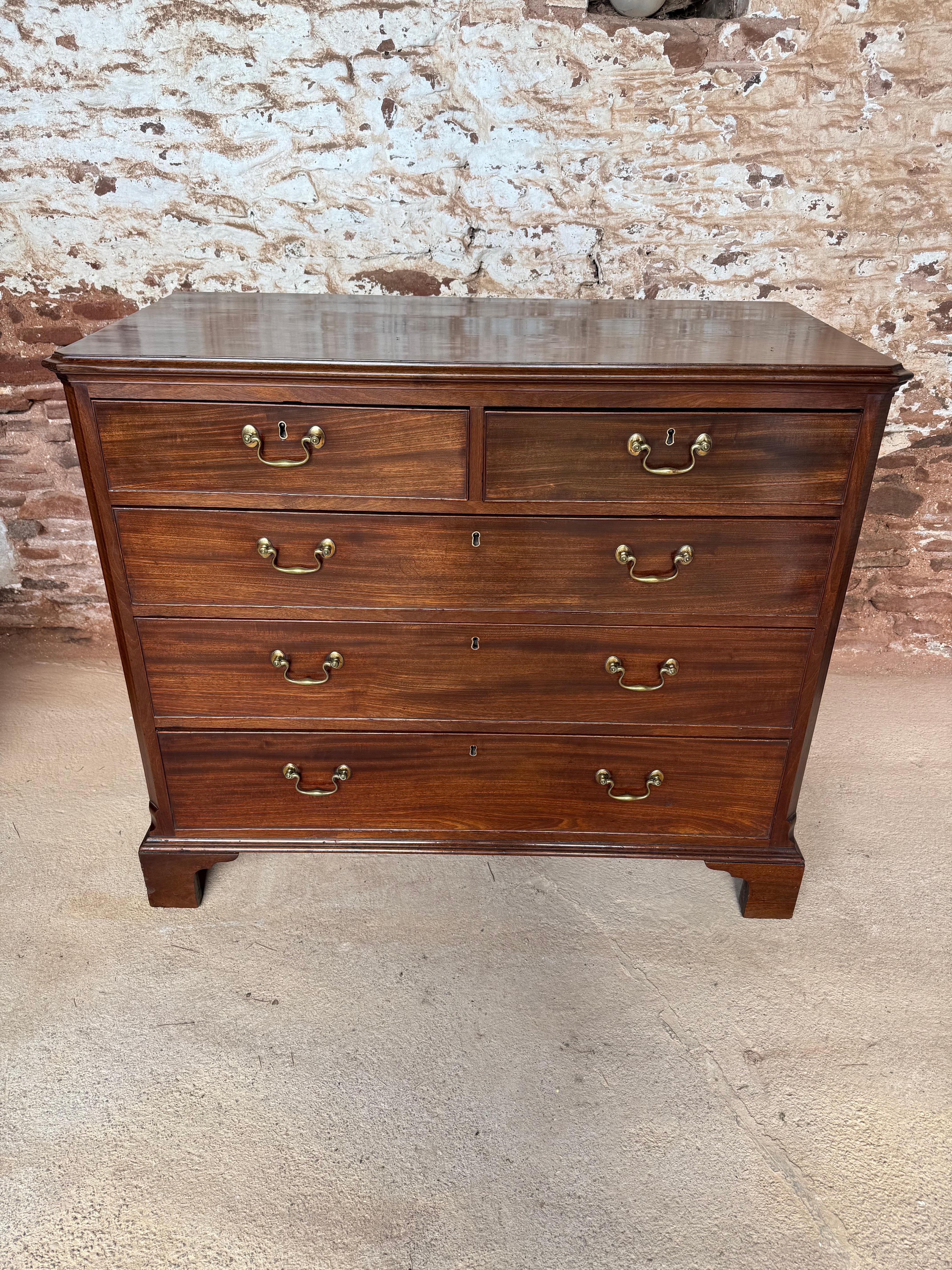 Lovely quality early 19th century Georgian mahogany chest of drawers 

English circa 1820 original brass handles 

Height 37 inches  

Width 42.5 inches 

Depth 21.5 inches 