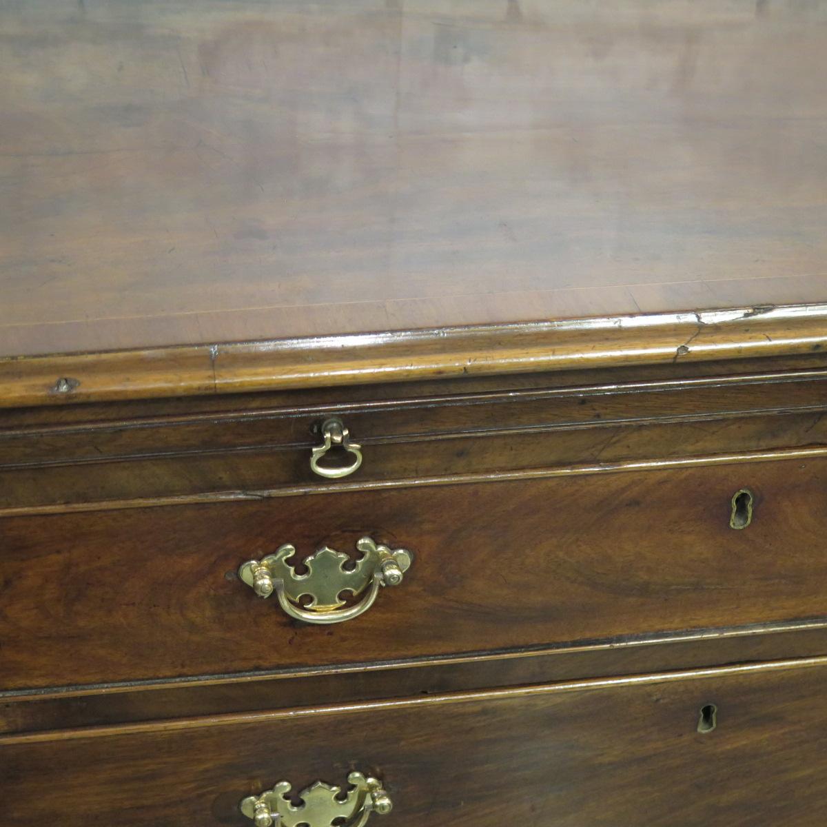 Georgian Chest of Drawers with Brushing Slide In Good Condition In Cranbrook, Kent