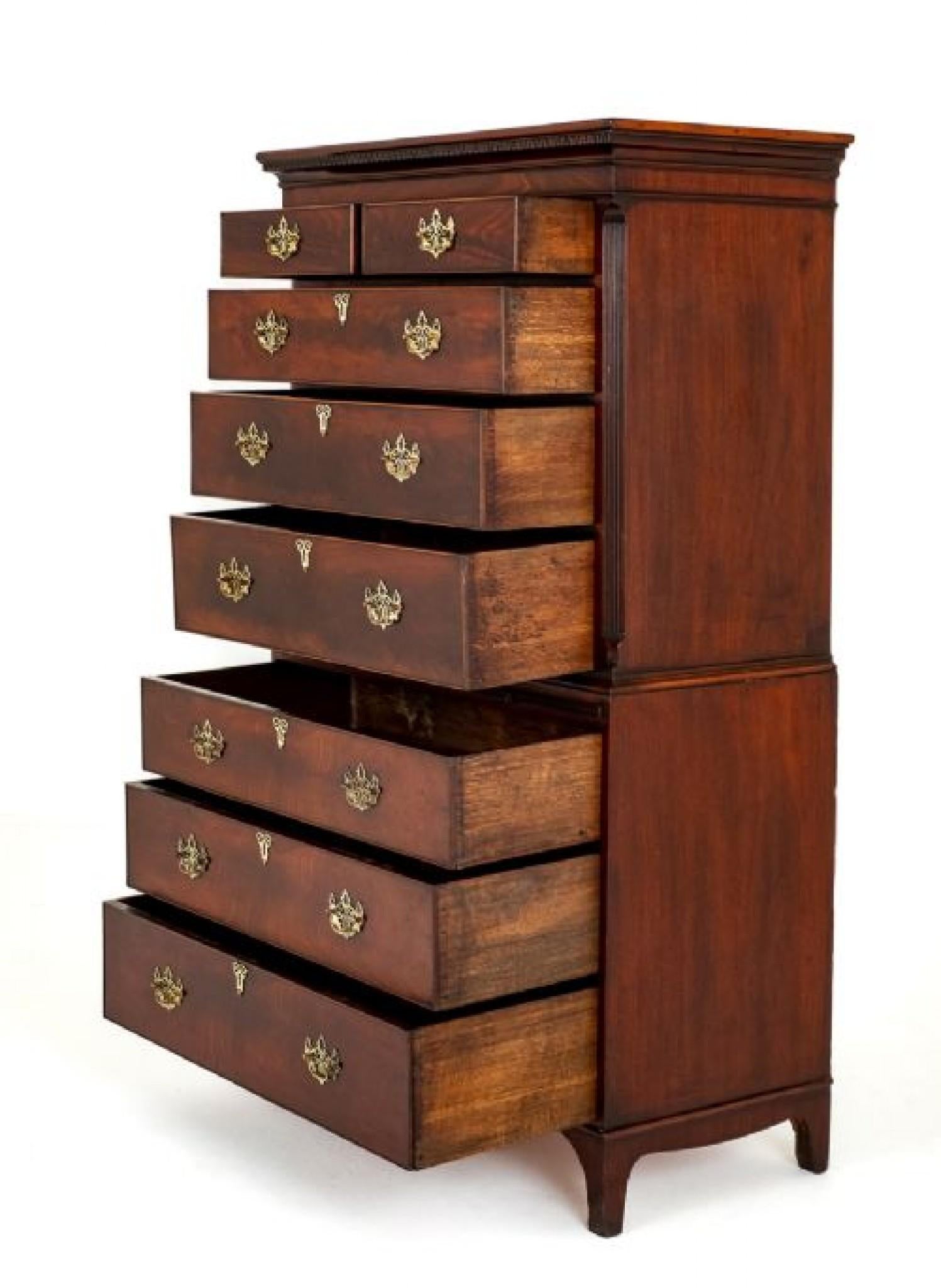 Here we have a good quality mahogany chest on chest.
Period Georgian
Standing upon spade feet with a shaped apron.
The top section features an arrangement of 2 over 3 oak lined drawers.
The bottom section having 3 oak lined drawers with a