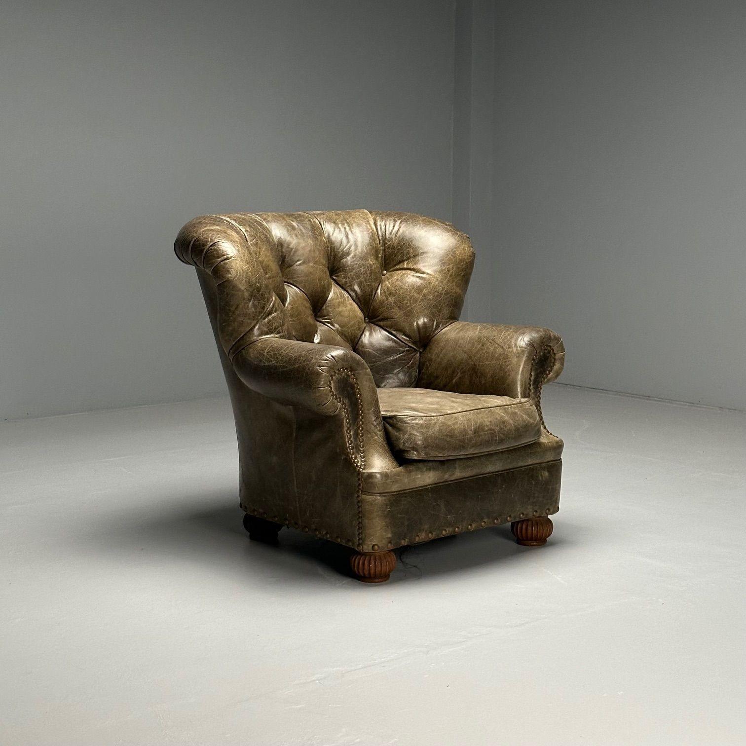 Chaise longue ou fauteuil surdimensionné de style géorgien, Chesterfield, cuir vert capitonné

Fauteuil de salon ou fauteuil à oreilles touffeté. Ce modèle présente un cuir vert foncé fortement patiné, un dossier touffeté, un coussin d'assise