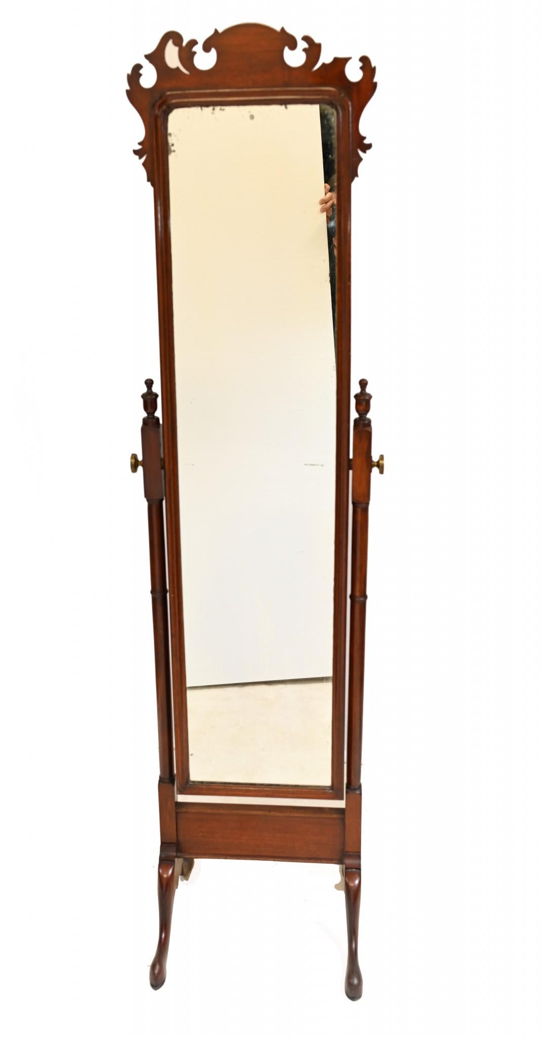 Wunderschöner Mahagoni-Chevalspiegel im georgianischen Stil
Wir datieren dieses skurrile Einrichtungsstück auf ca. 1890
Toller Spiegel in voller Länge, der nicht den ganzen Raum einnimmt, da er recht schmal ist
Angeboten in großer Form bereit für