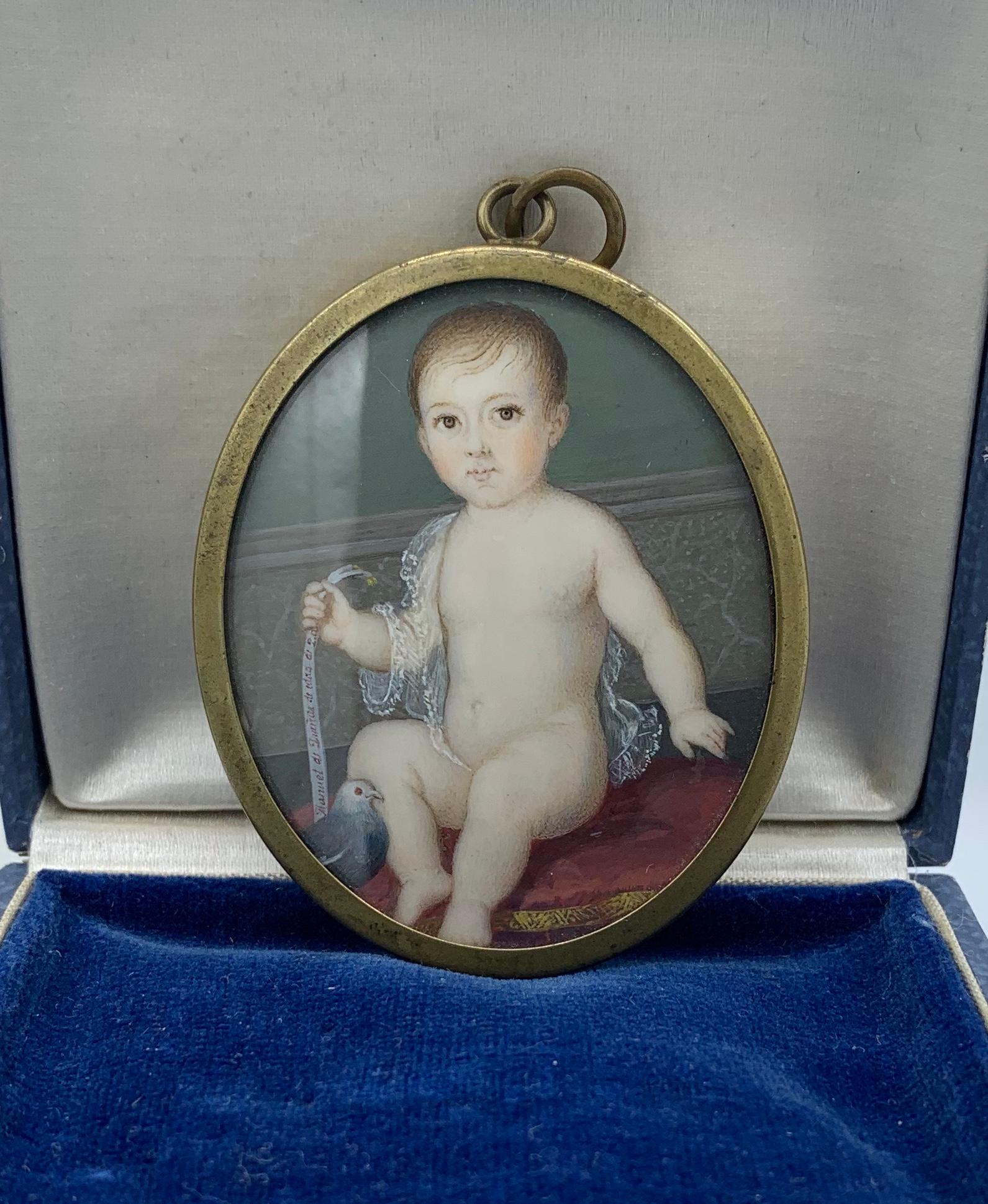 Dies ist eine sehr frühe und seltene Museum Qualität Georgian Locket Anhänger Halskette mit einem außergewöhnlichen handgemalten Porträt Miniatur eines Kindes mit einer Taube Vogel.  Die Porträtminiatur ist von höchster Qualität.  Das Gesicht des