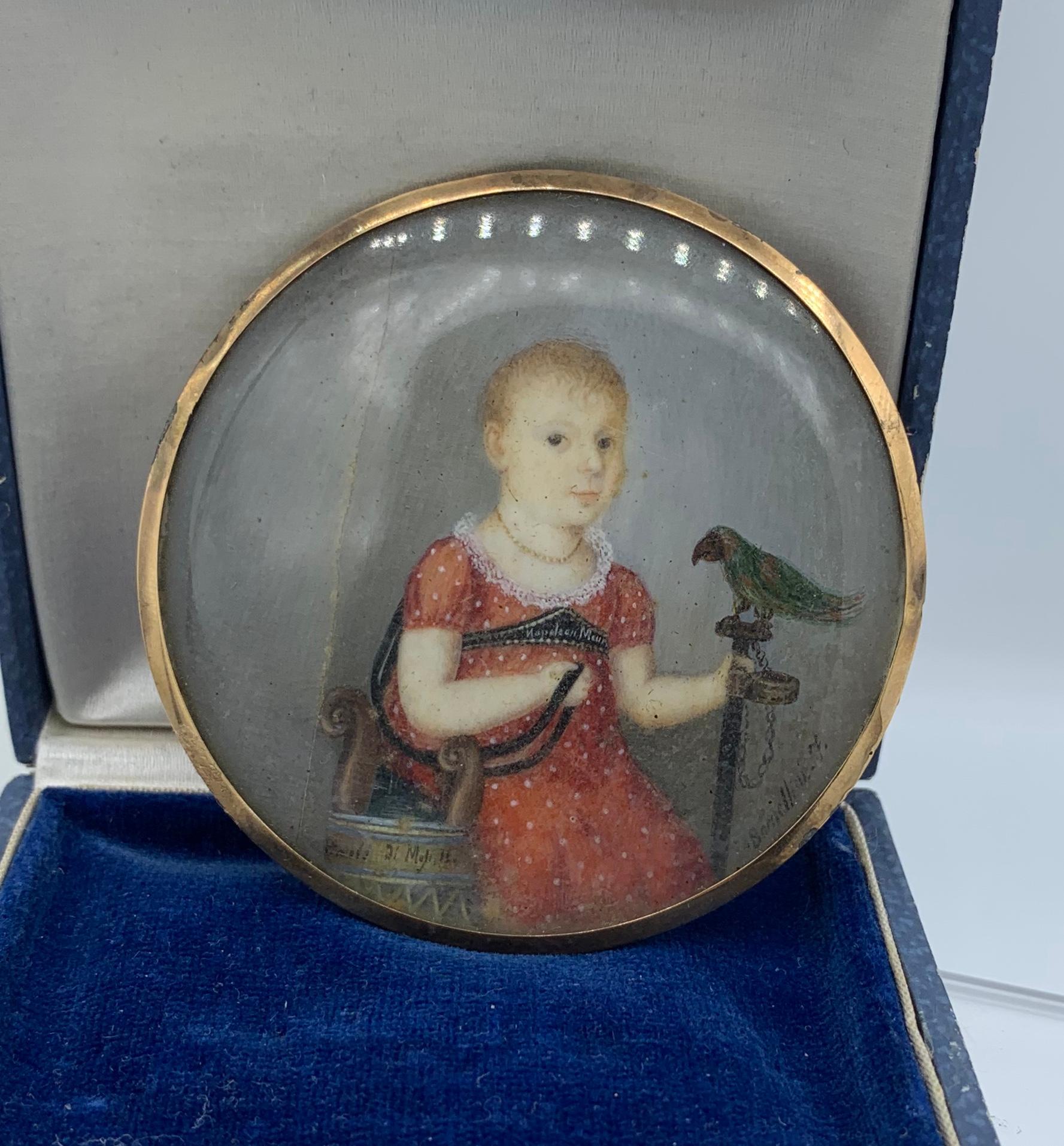 Georgianischer Kinder-Papagei-Vintage-Porträt-Miniatur-Anhänger, 14 Karat Gold, handbemalt im Zustand „Relativ gut“ im Angebot in New York, NY