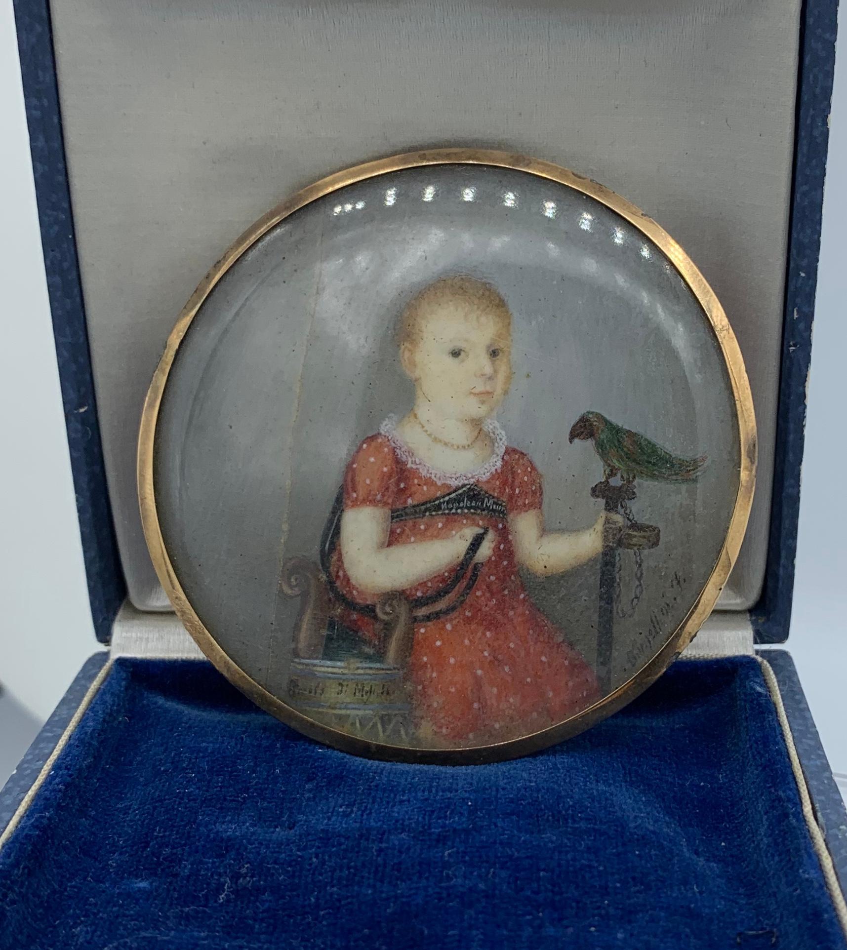 Georgianischer Kinder-Papagei-Vintage-Porträt-Miniatur-Anhänger, 14 Karat Gold, handbemalt für Damen oder Herren im Angebot