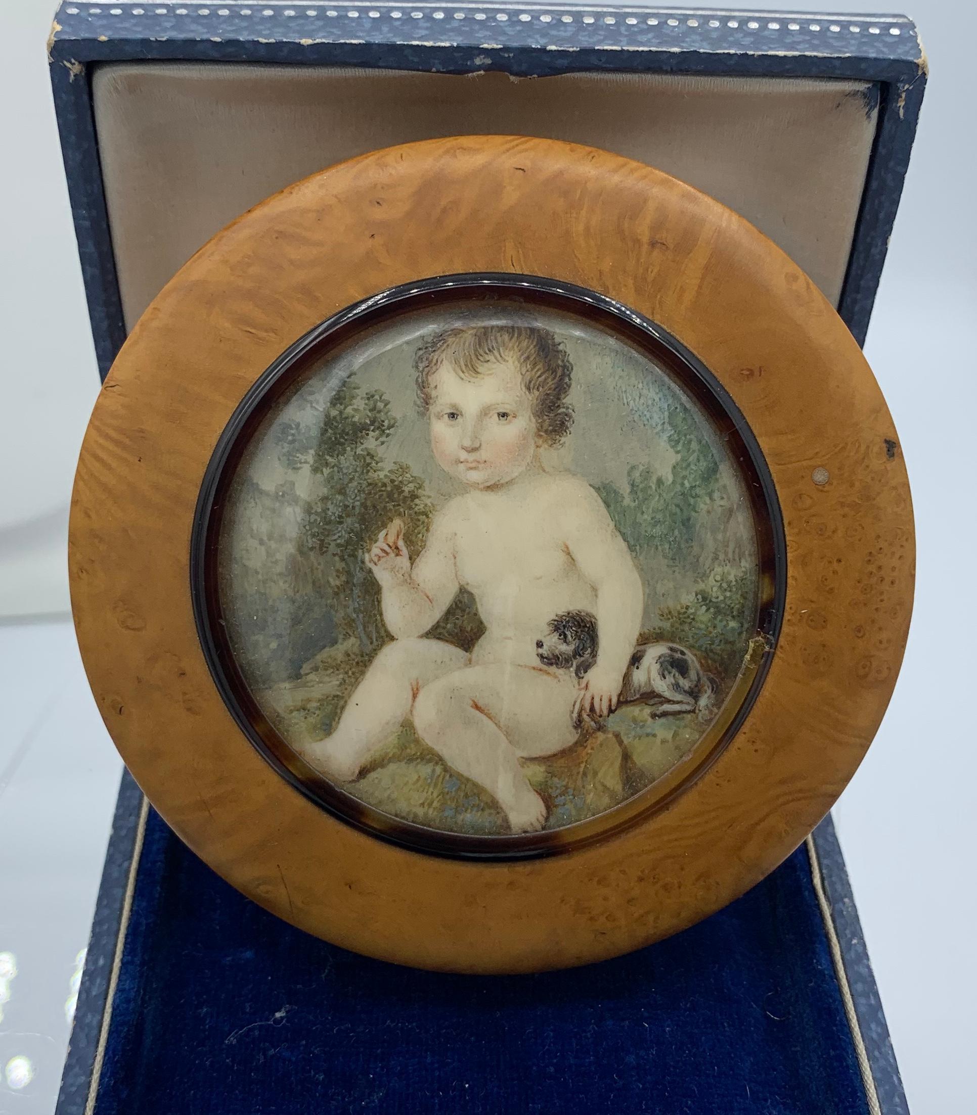 Dies ist ein sehr frühes und seltenes Museum Qualität georgischen Hand gemalt Porträt Miniatur-Box mit einem außergewöhnlichen Bild eines Kindes mit einem Hundewelpen und sitzt auf einem Felsen in einer pastoralen Natur inspirierte Szene.  Die