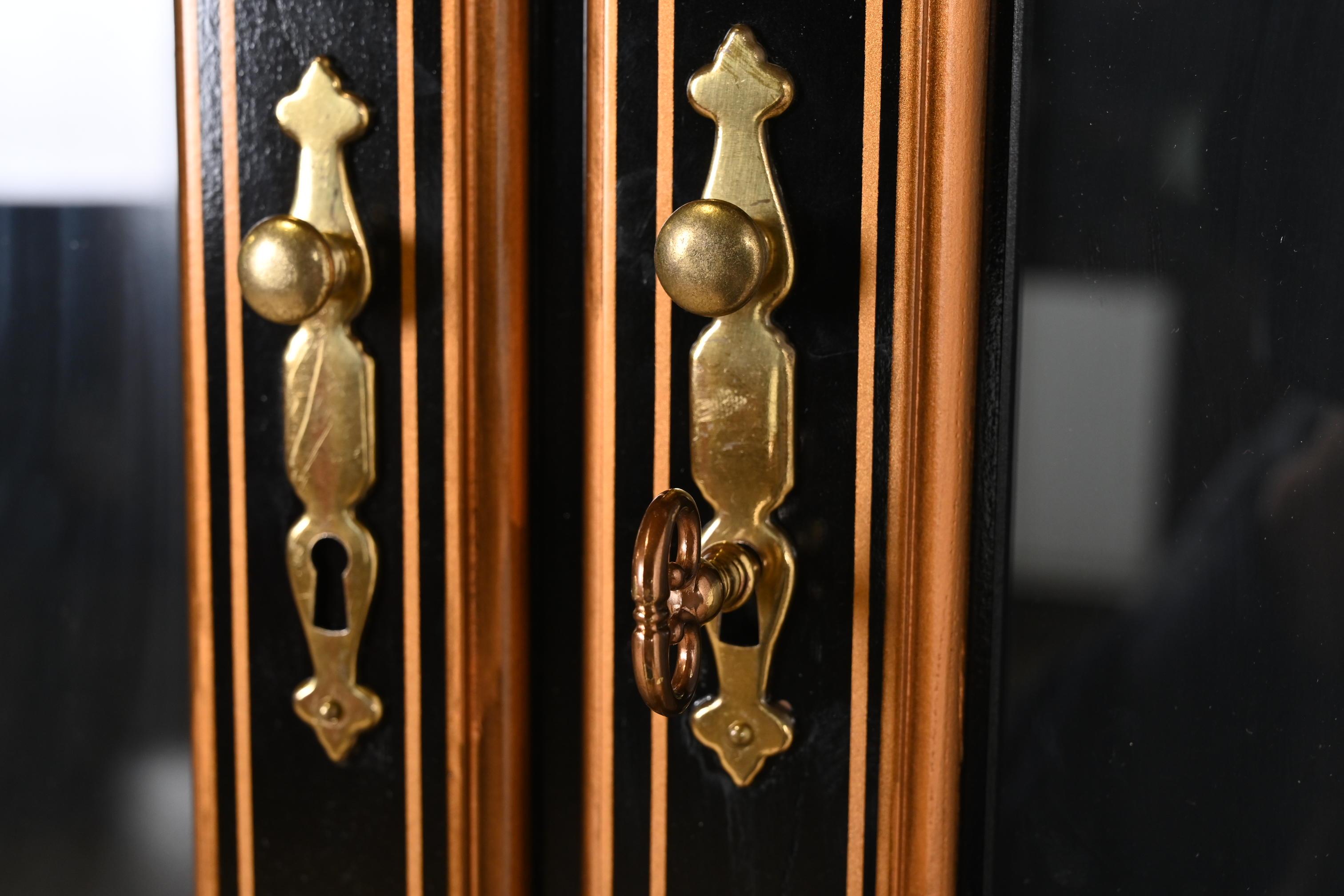 Georgianischer Chinoiserie-Schreibtisch mit schwarzem Lack und handgemalter Tropfenfront im Angebot 2