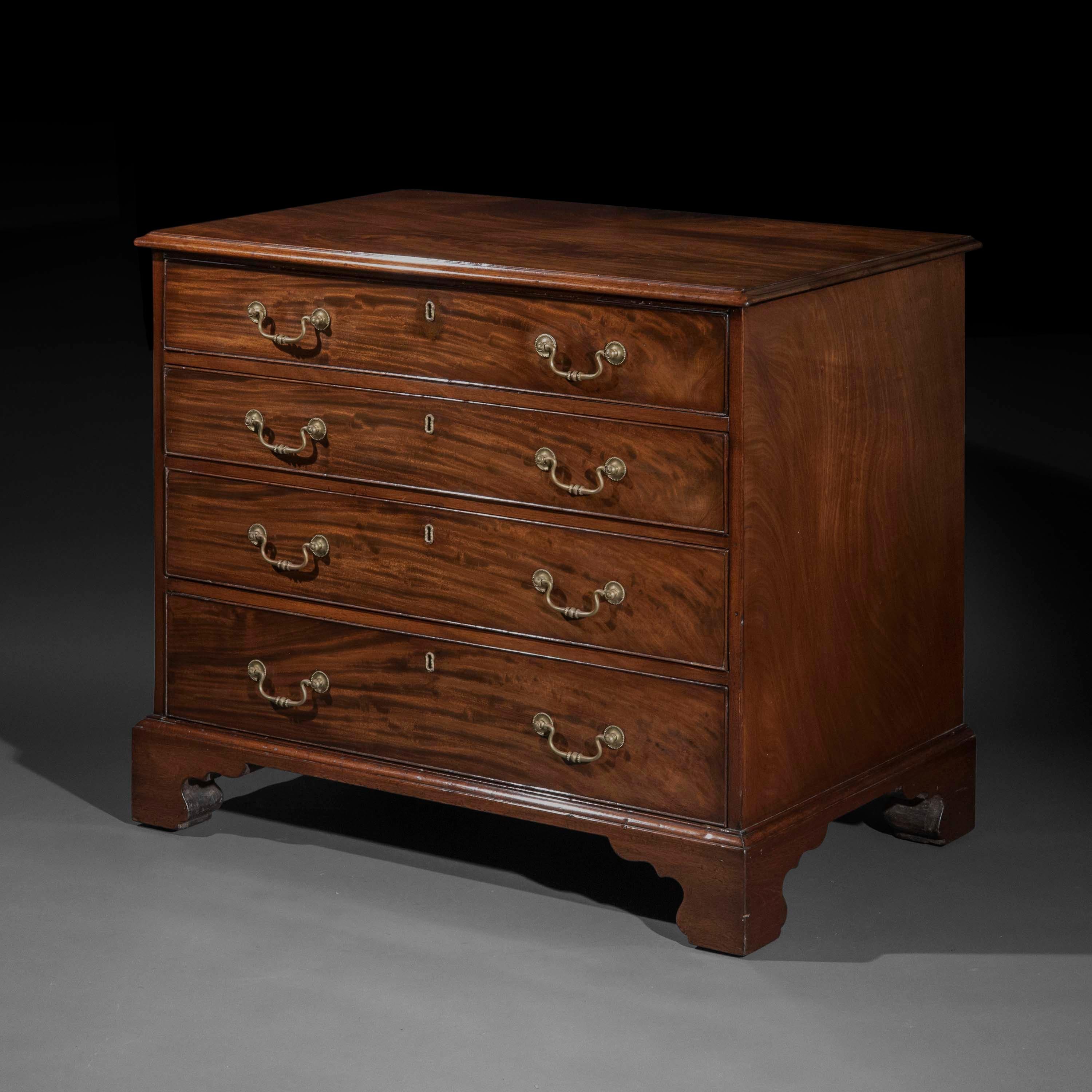 Georgian Chippendale Chest of Drawers In Good Condition For Sale In London, GB