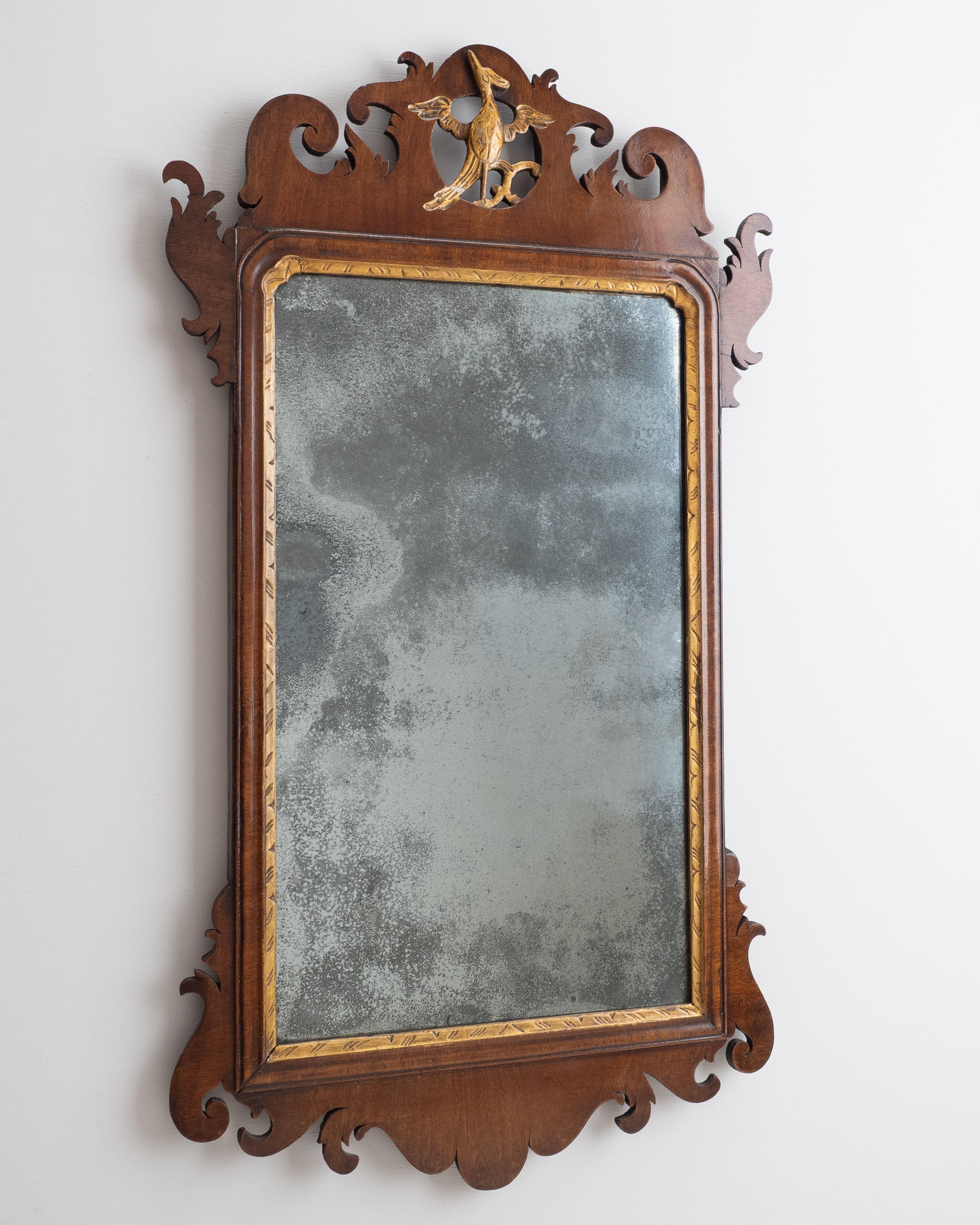 Specchio da molo traforato in mogano del periodo Chippendale georgiano con uccello Ho-Ho dorato, 1760 ca.

Specchio a molo in mogano del periodo di Chippendale, finemente realizzato, risalente al 1760 circa. Elegantemente proporzionata e ricca di