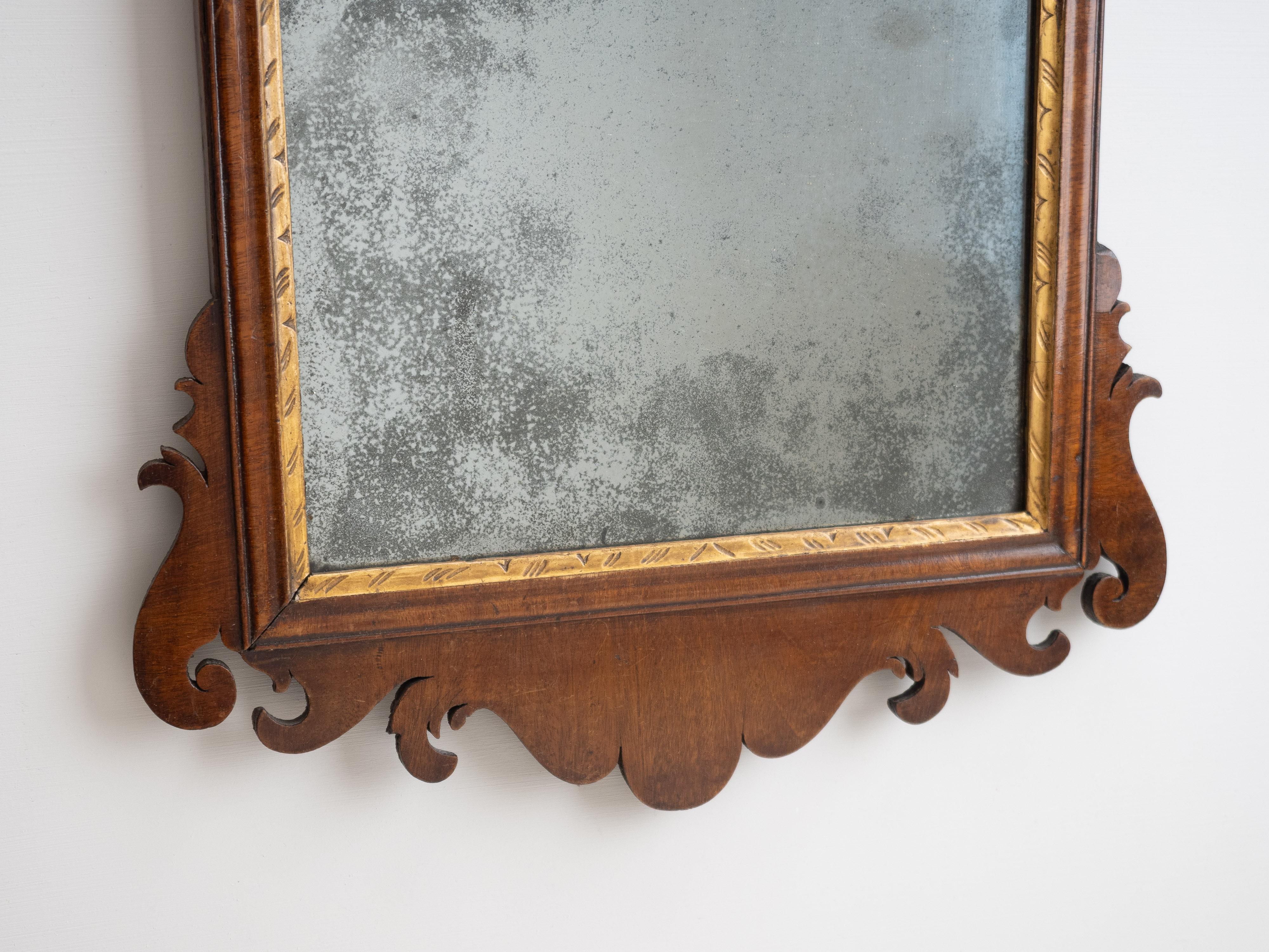 XVIII secolo Specchio da parete Chippendale georgiano in mogano con traforo e uccello Ho-Ho dorato, 1760 ca. in vendita