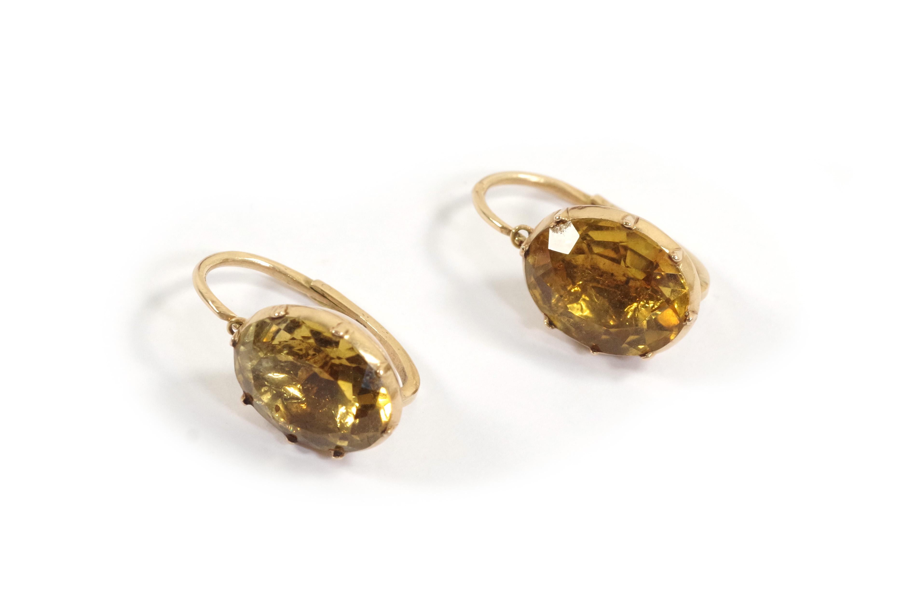 Georgian citrine earrings in 18 karat and 14 karat (585 for the clasp) rose gold. Antique earrings set with large oval faceted citrines. They are closed-set and on a foil, creating a warm, luminous effect. Antique earrings  in very good condition,
