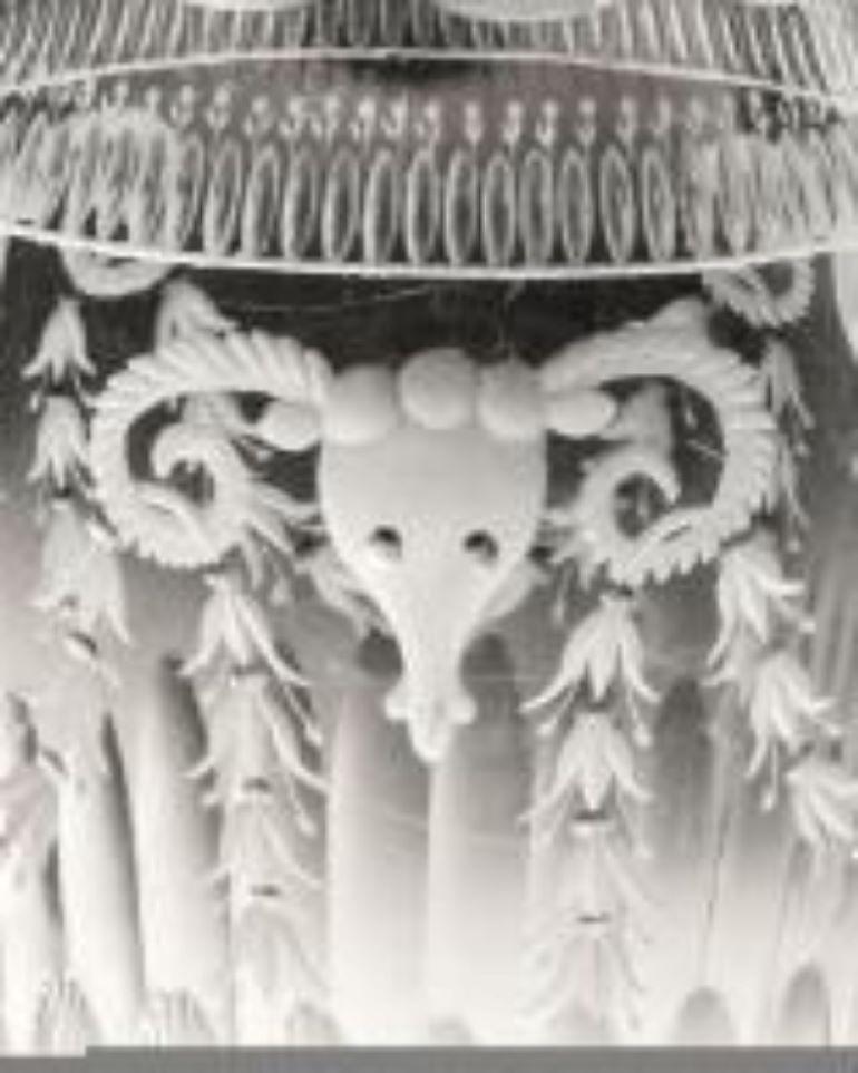 Ein Paar fein gravierter georgianischer keulenförmiger Spirituosenkaraffen, graviert mit Schwüngen von Glockenblumen und Widderköpfen.

England, um 1780.

Maße: Höhe: 24,5 cm (9 3/4