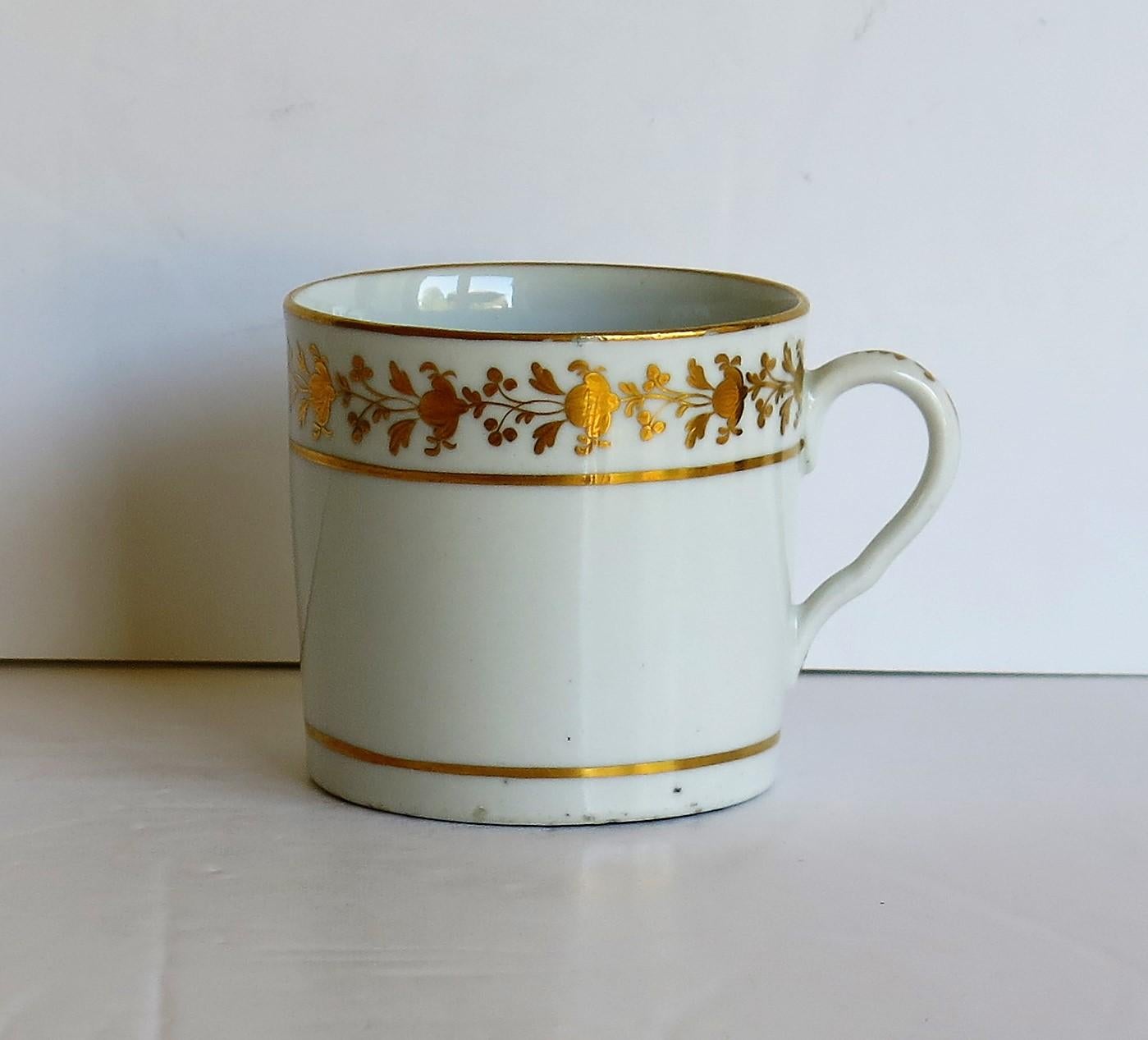 Se trata de una lata de café de buena calidad que atribuimos a la fábrica de porcelana de Coalport Porcelain, Shropshire, Inglaterra, fabricada durante el periodo de John Rose de los años de Jorge 111, hacia 1805-1810.

La cafetera es nominalmente