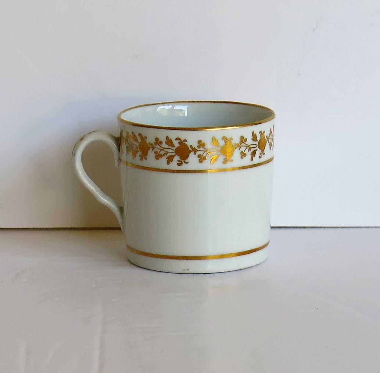 George III Boîte à café géorgienne en porcelaine de Coalport Porcelain, motif doré à la main, anglais circa 1807 en vente