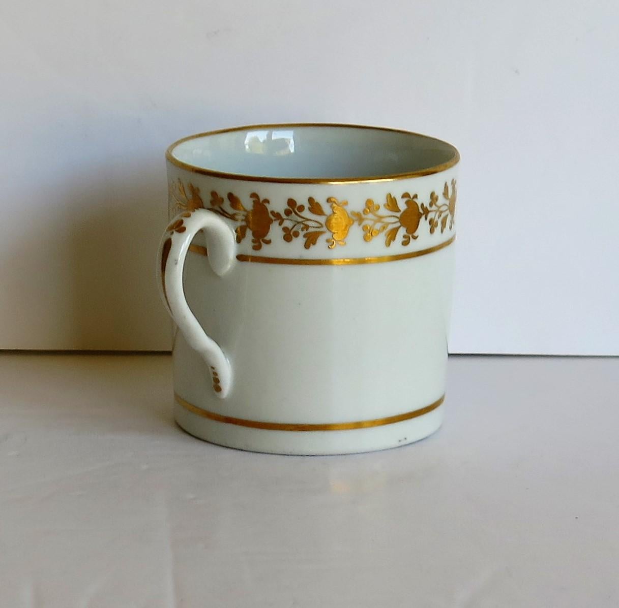 Georgian Coalport Porcelain Coffee Can Hand Gilded Pattern, English circa 1807 In Good Condition For Sale In Lincoln, Lincolnshire