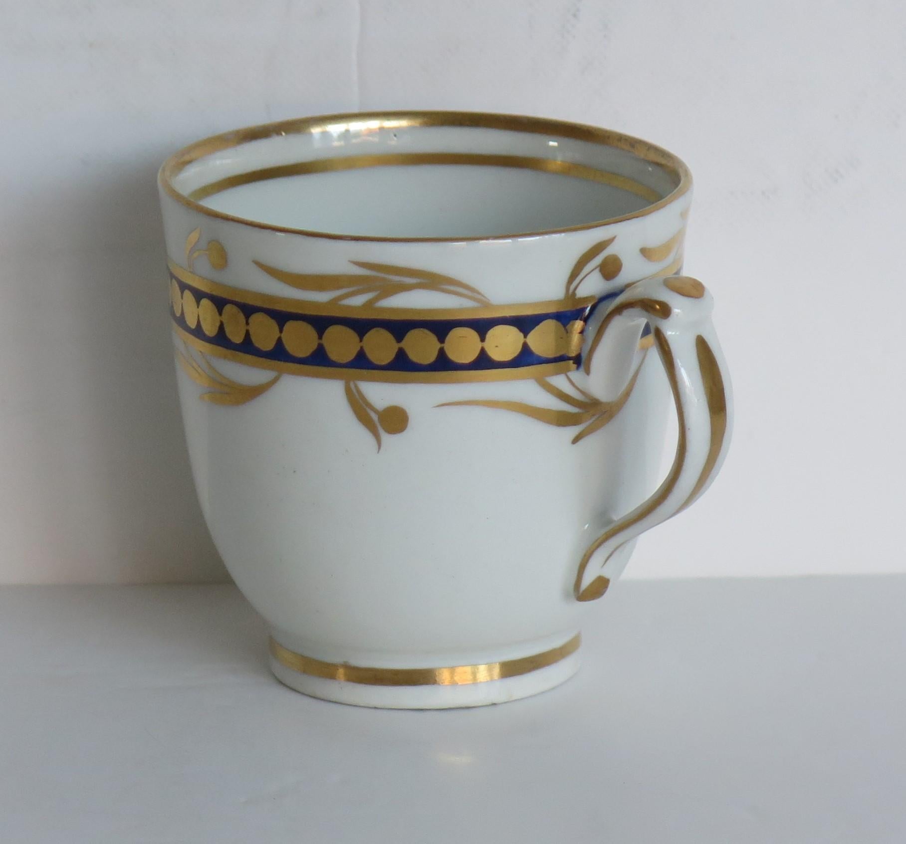 Georgien Tasse à café géorgienne en porcelaine à motif bleu et doré, Staffordshire, datant d'environ 1808 en vente
