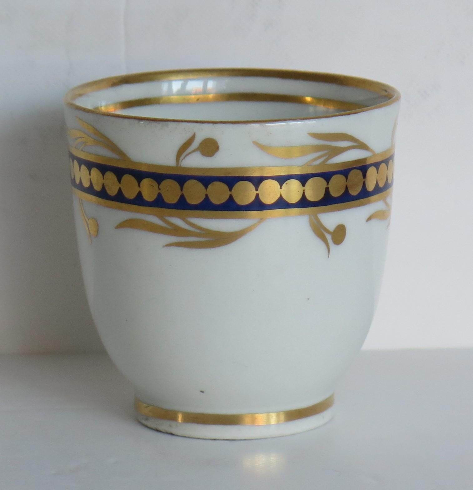 Tasse à café géorgienne en porcelaine à motif bleu et doré, Staffordshire, datant d'environ 1808 Bon état - En vente à Lincoln, Lincolnshire