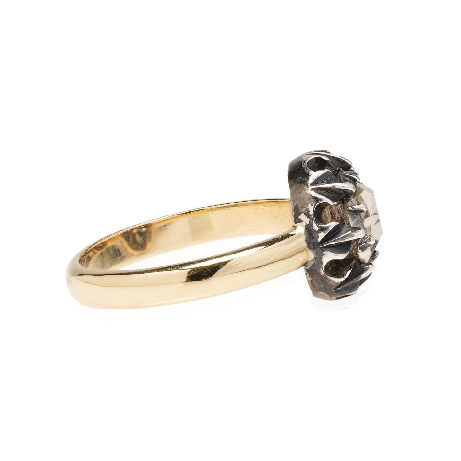 Ein interessanter Diamantring aus der viktorianischen Ära (ca. 1850er Jahre)! Dieser Ring aus 18-karätigem Gelbgold und wunderschön patiniertem Sterlingsilber ziert ein einzigartiger Diamant im Tafelschliff in einer geschlossenen Ringfassung. Der