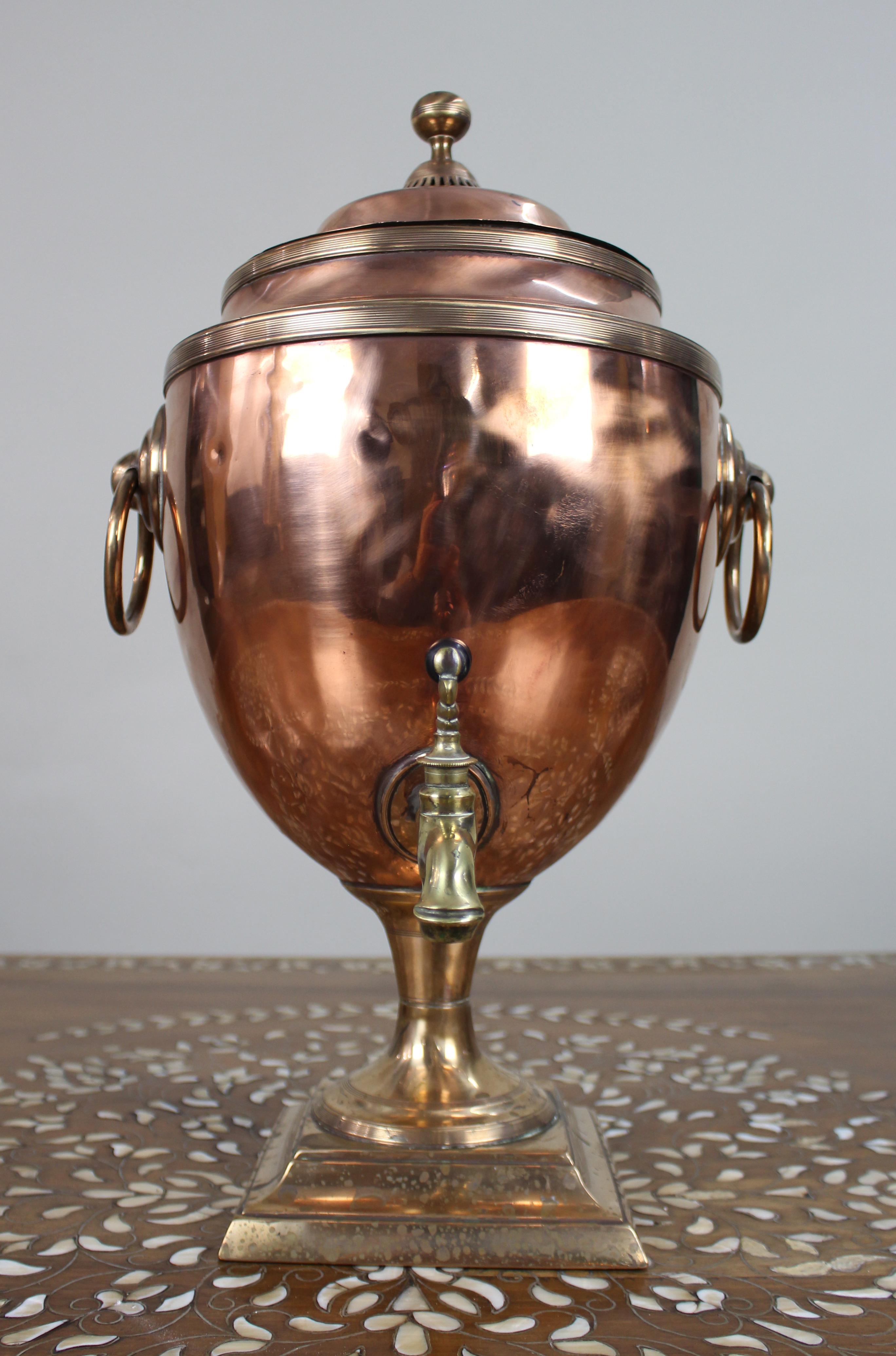 Samovar georgiano in rame e ottone del 1810 circa

Pregevole urna per l'acqua calda in rame e ottone dei primi del XIX secolo in stile Adams, risalente al 1810 circa. Di forma classica a urna, il corpo è sollevato su una base quadrata a gradini in