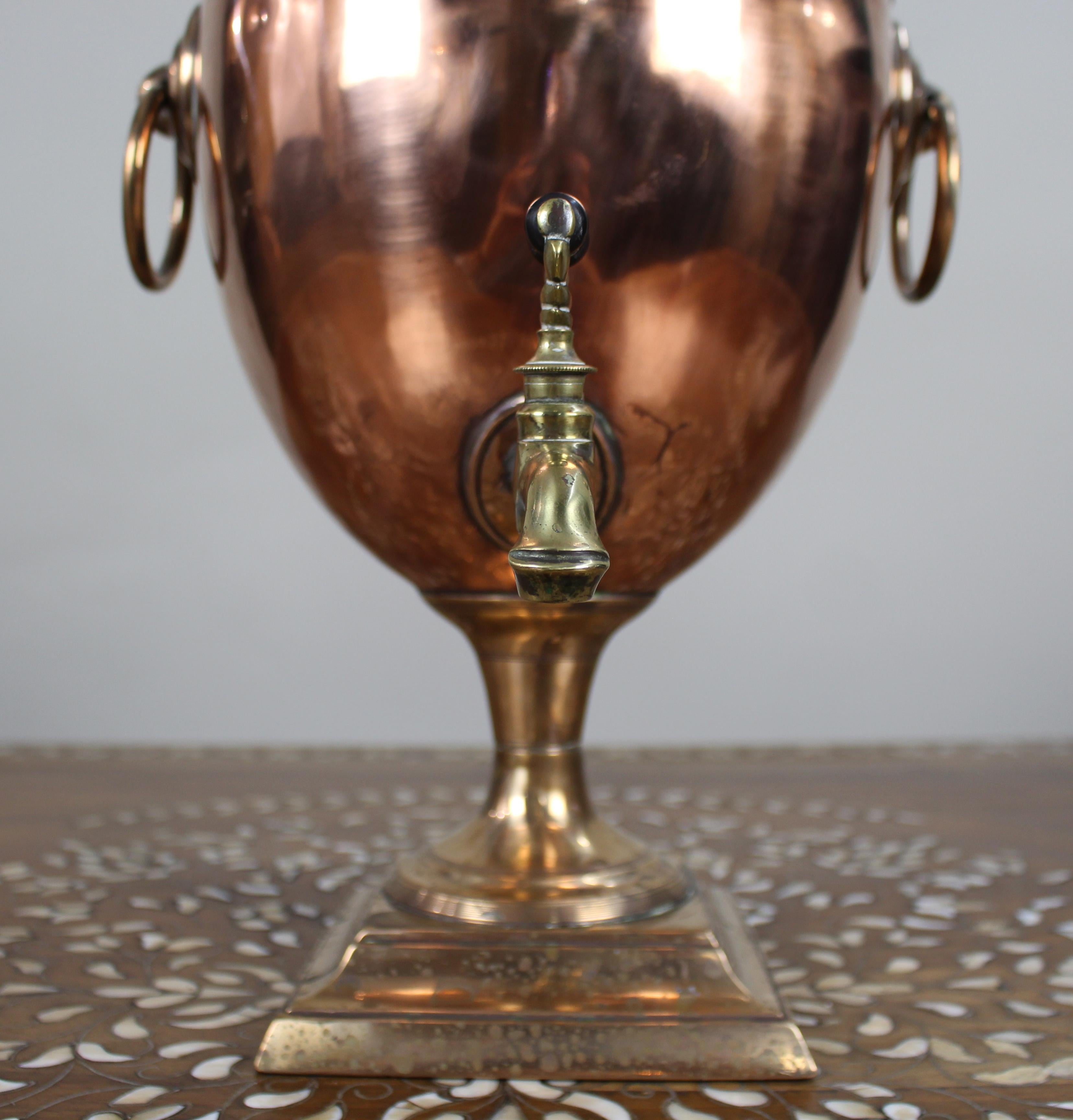 Stile Adam Samovar georgiano in rame e ottone del 1810 circa in vendita