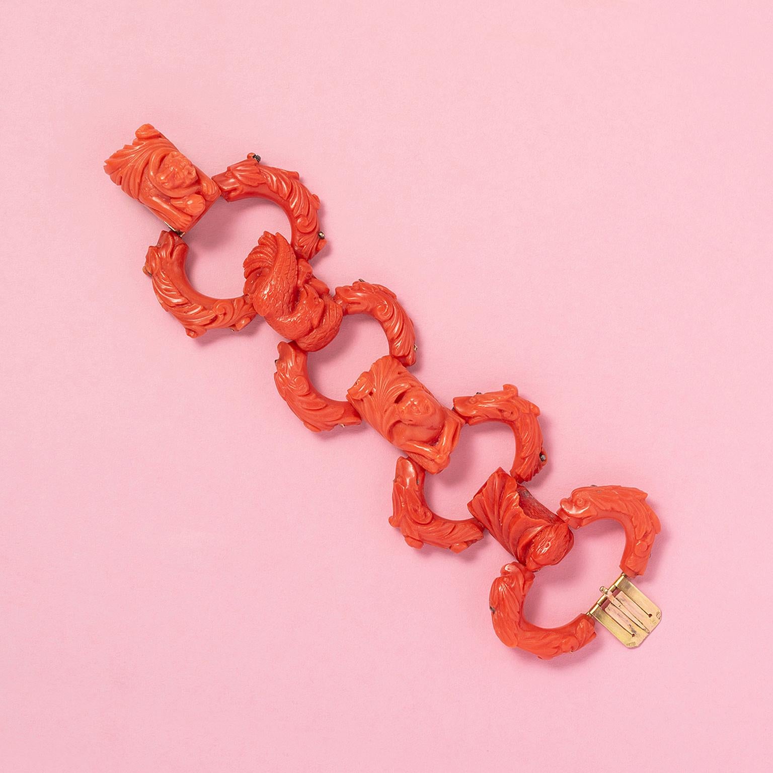 Un bracelet en corail avec des lions, des aigles, des chiens, des chats, des serpents et des dragons tous dans une étreinte amoureuse avec des feuilles d'acanthe sur leur dos sculpté pour créer un magnifique bracelet avec un fermoir en or caché,